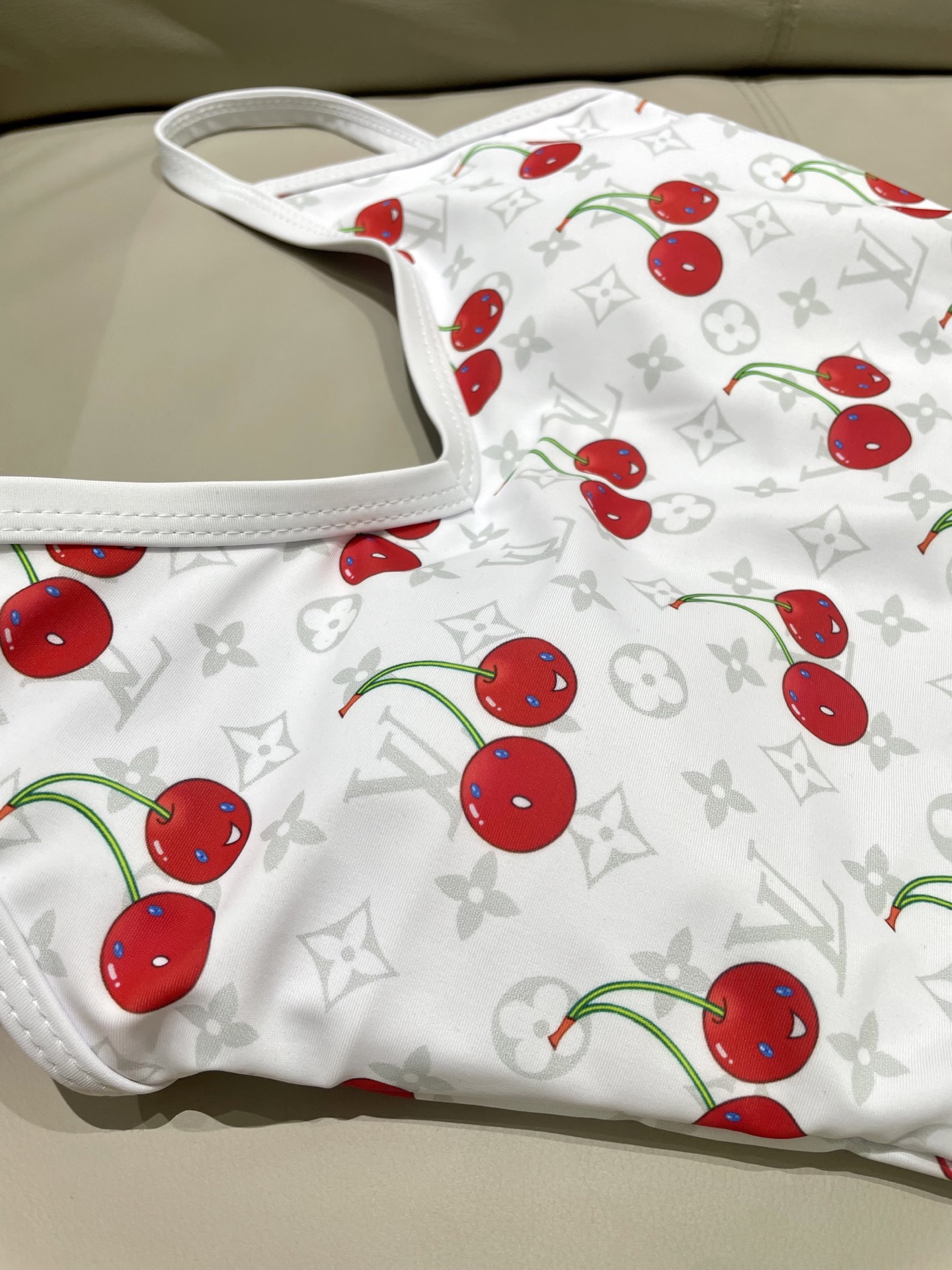 Lv新款连体泳衣 😍🥰适合多种场景的游泳衣🏊‍♀️海边 游泳池 温泉 水上乐园 漂流都可以😌面料：透气舒