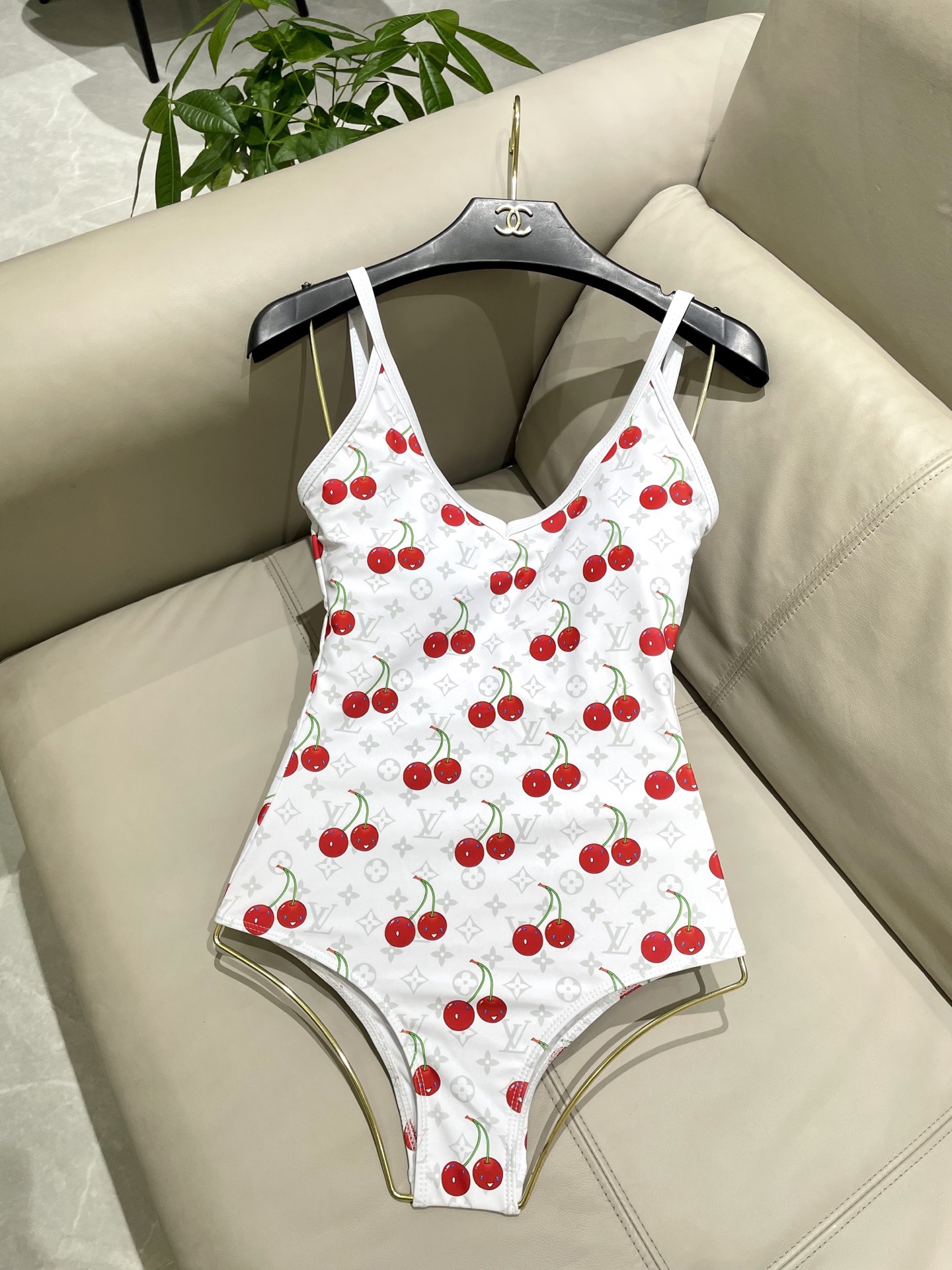 Lv新款连体泳衣 😍🥰适合多种场景的游泳衣🏊‍♀️海边 游泳池 温泉 水上乐园 漂流都可以😌面料：透气舒