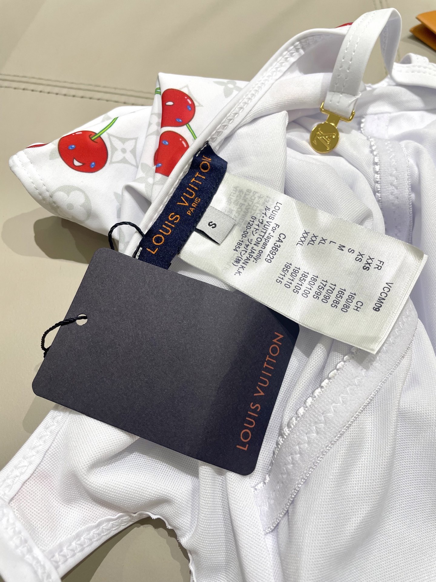 Lv新款连体泳衣 😍🥰适合多种场景的游泳衣🏊‍♀️海边 游泳池 温泉 水上乐园 漂流都可以😌面料：透气舒