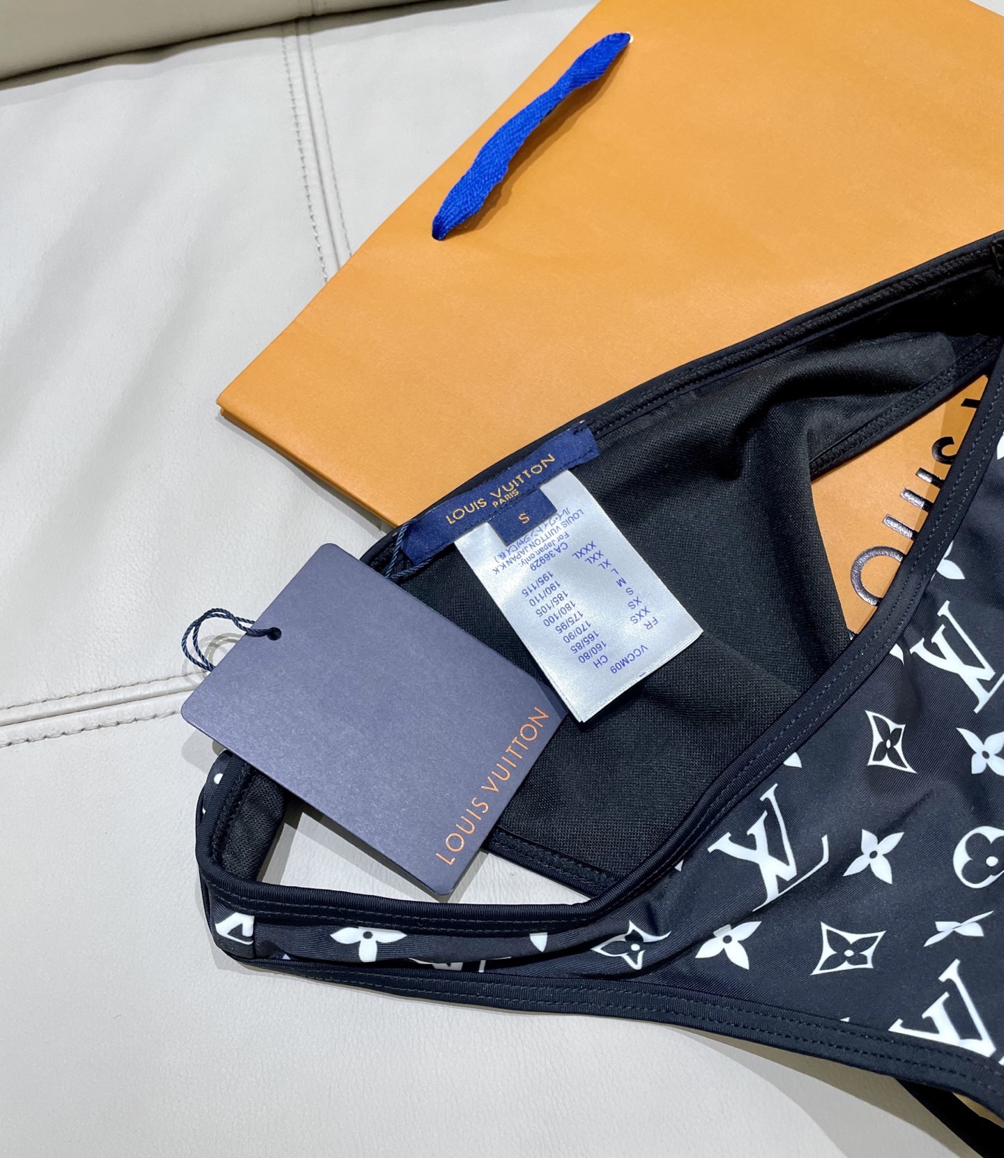 Lv新款连体泳衣 😍🥰适合多种场景的游泳衣🏊‍♀️海边 游泳池 温泉 水上乐园 漂流都可以😌面料：透气舒