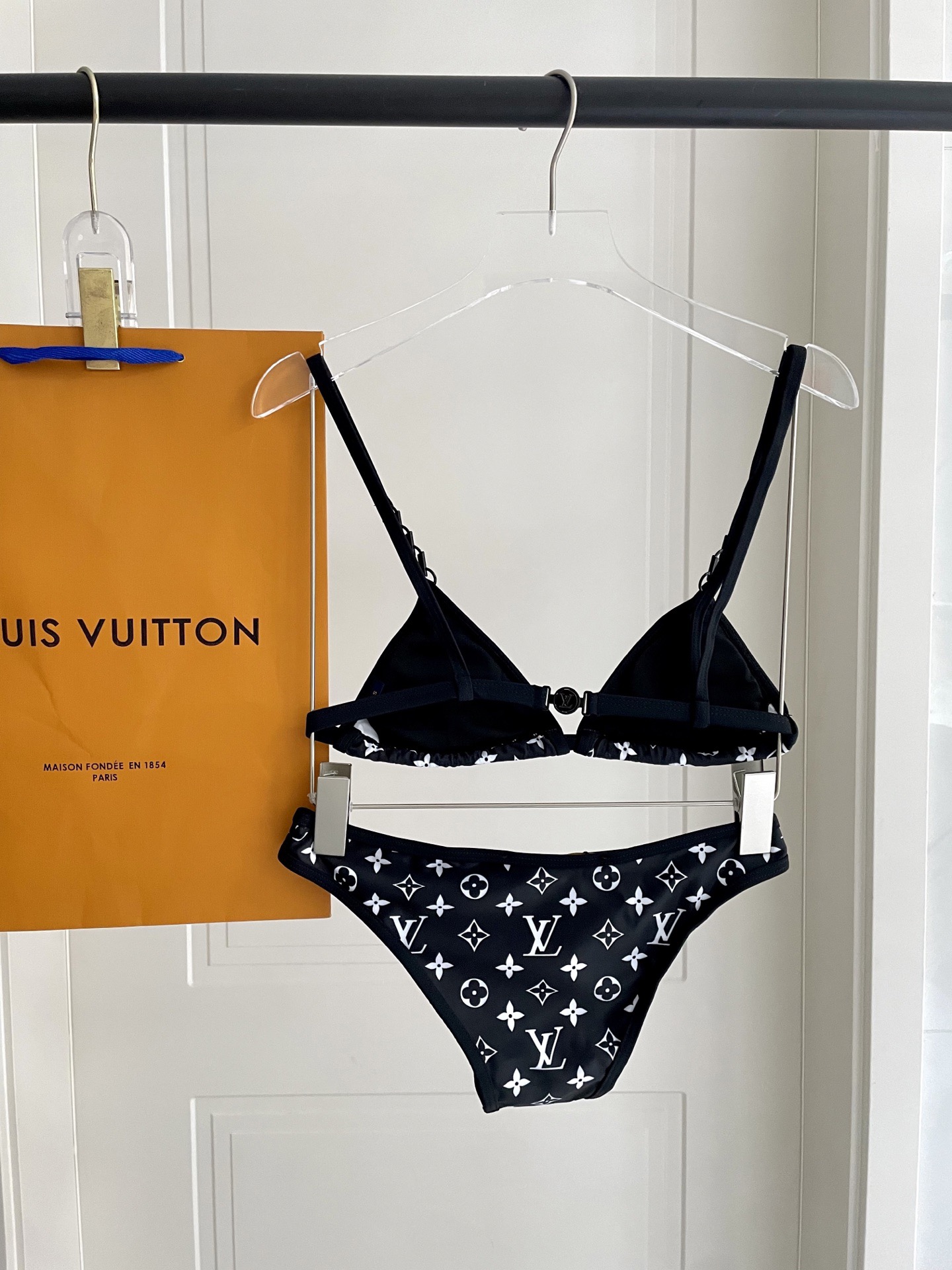 Lv新款连体泳衣 😍🥰适合多种场景的游泳衣🏊‍♀️海边 游泳池 温泉 水上乐园 漂流都可以😌面料：透气舒