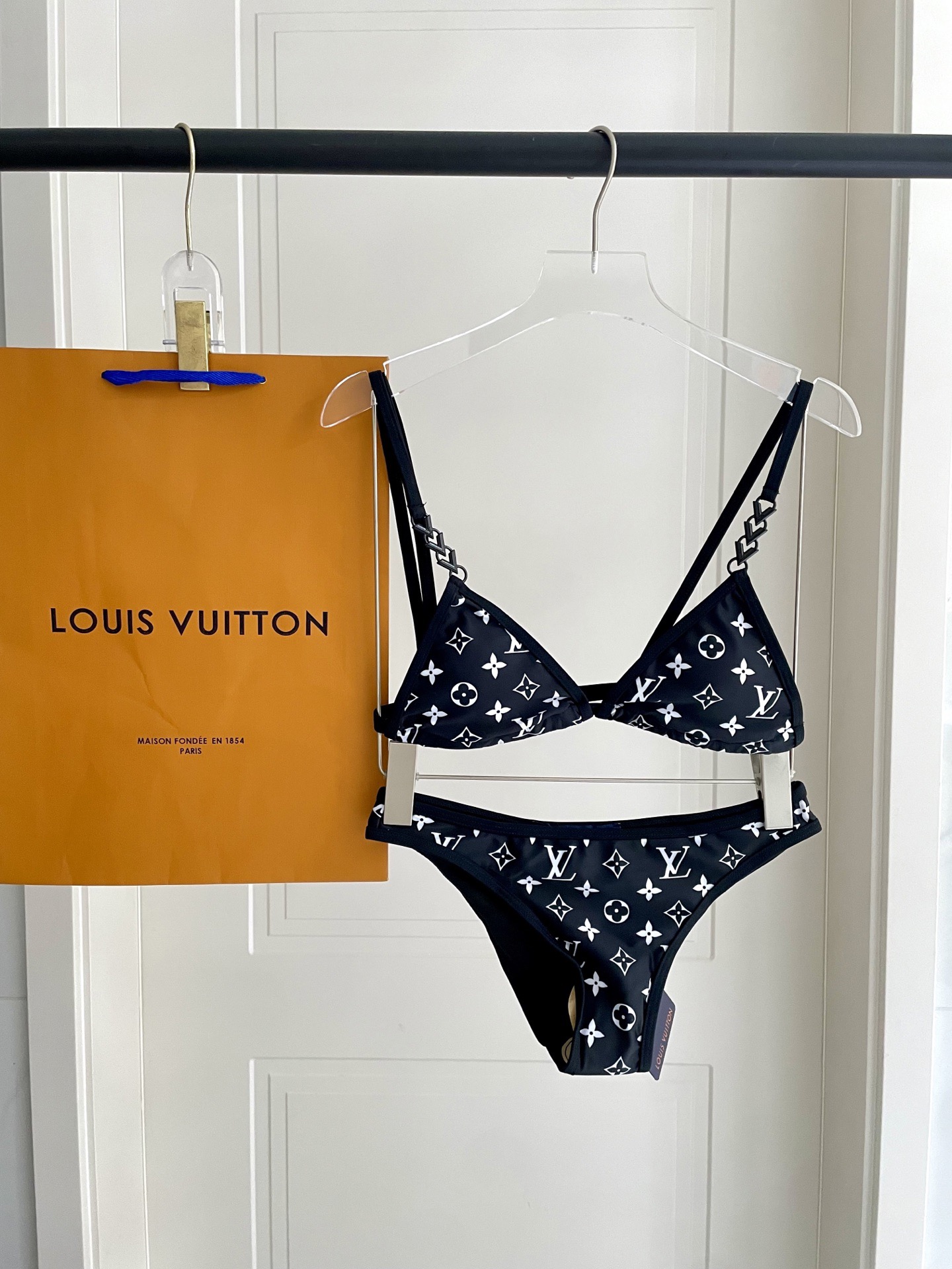 Lv新款连体泳衣 😍🥰适合多种场景的游泳衣🏊‍♀️海边 游泳池 温泉 水上乐园 漂流都可以😌面料：透气舒