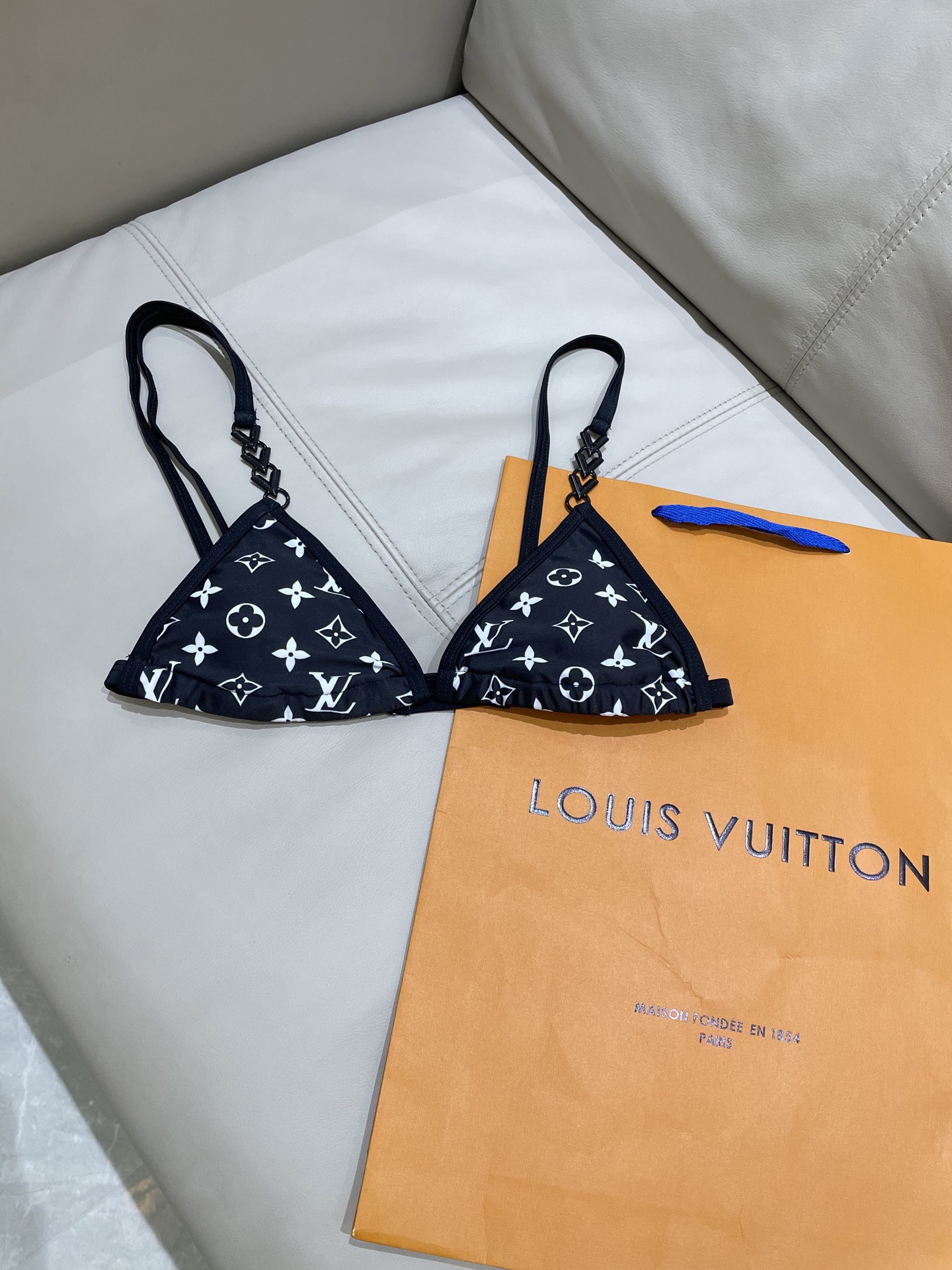 Lv新款连体泳衣 😍🥰适合多种场景的游泳衣🏊‍♀️海边 游泳池 温泉 水上乐园 漂流都可以😌面料：透气舒