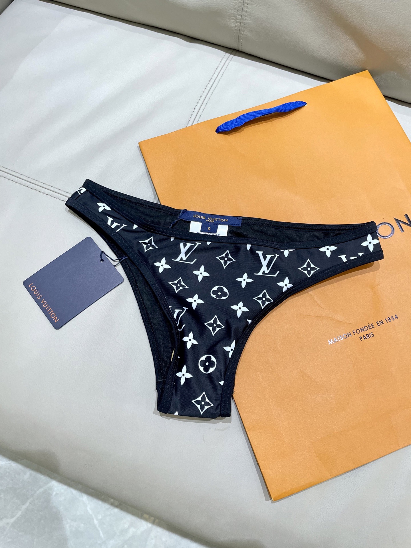 Lv新款连体泳衣 😍🥰适合多种场景的游泳衣🏊‍♀️海边 游泳池 温泉 水上乐园 漂流都可以😌面料：透气舒