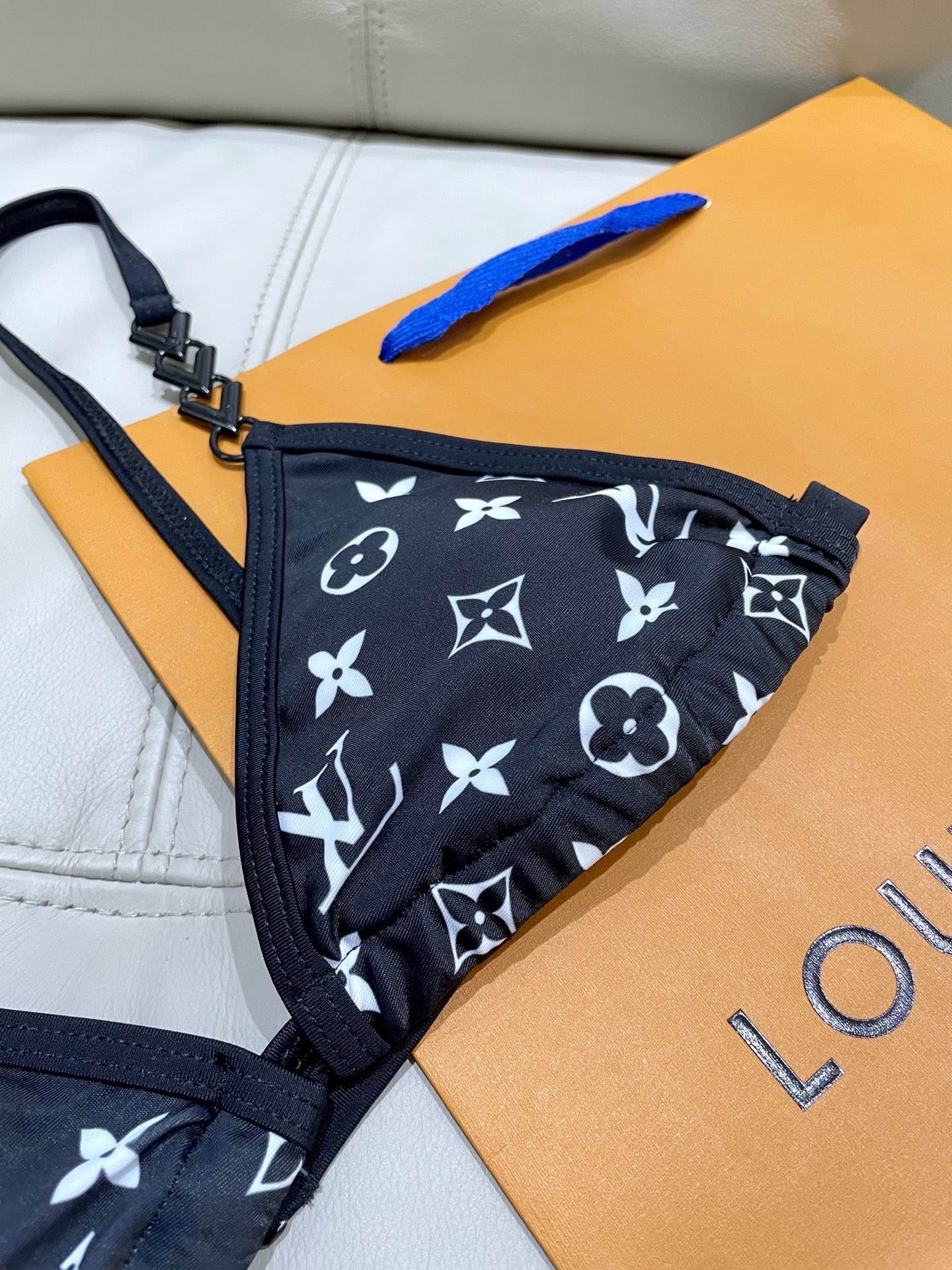 Lv新款连体泳衣 😍🥰适合多种场景的游泳衣🏊‍♀️海边 游泳池 温泉 水上乐园 漂流都可以😌面料：透气舒