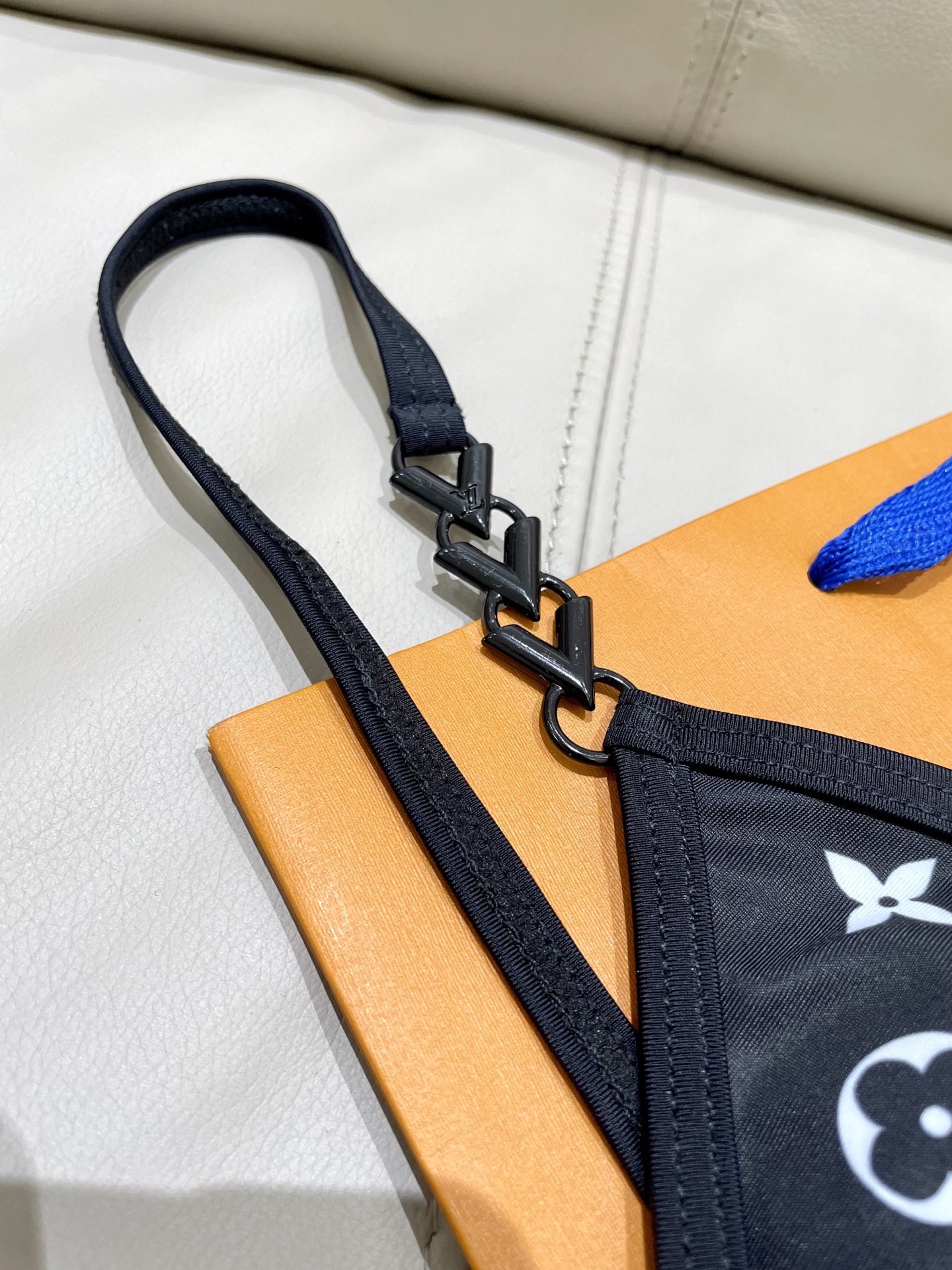 Lv新款连体泳衣 😍🥰适合多种场景的游泳衣🏊‍♀️海边 游泳池 温泉 水上乐园 漂流都可以😌面料：透气舒