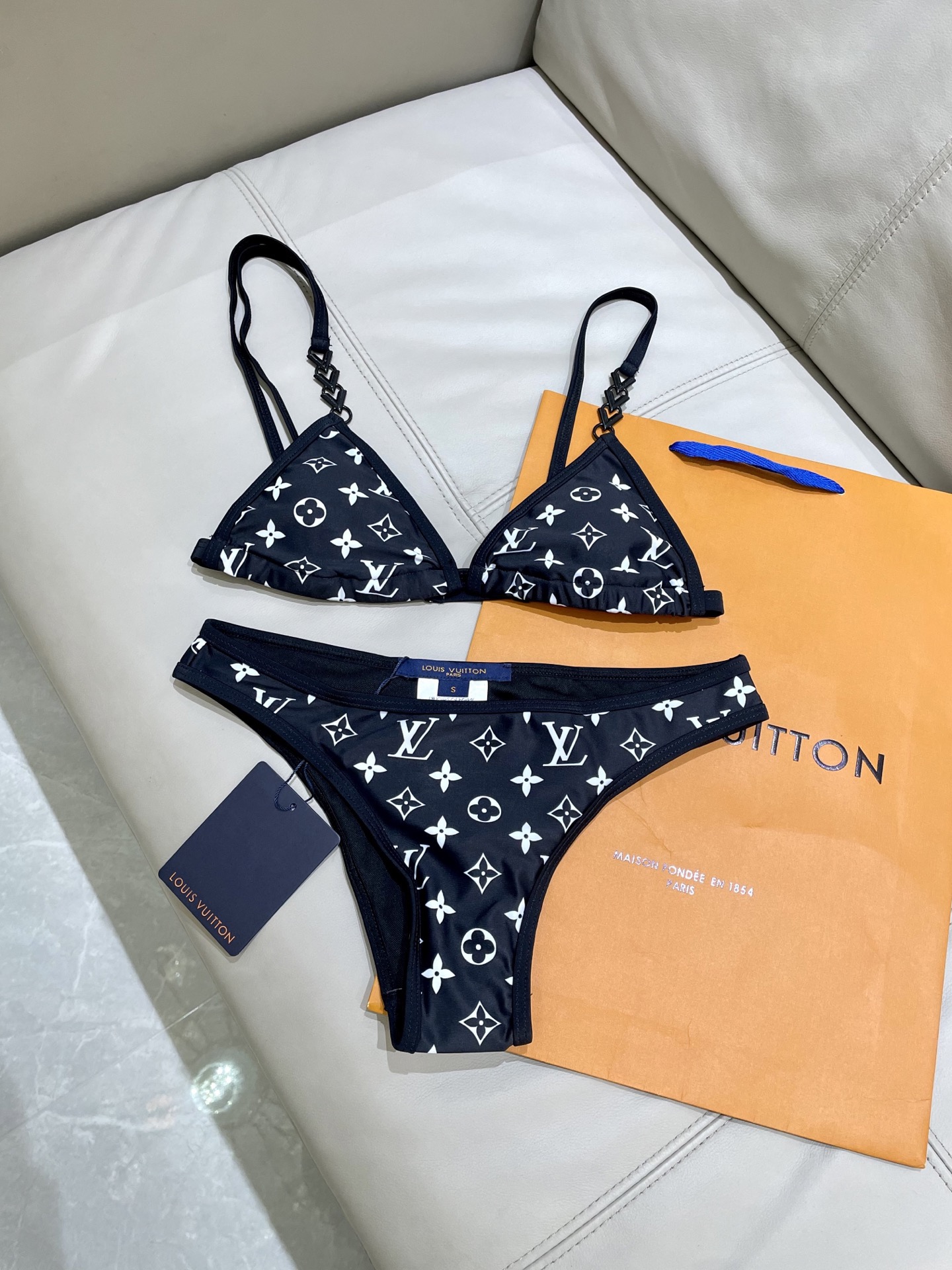 Lv新款连体泳衣 😍🥰适合多种场景的游泳衣🏊‍♀️海边 游泳池 温泉 水上乐园 漂流都可以😌面料：透气舒