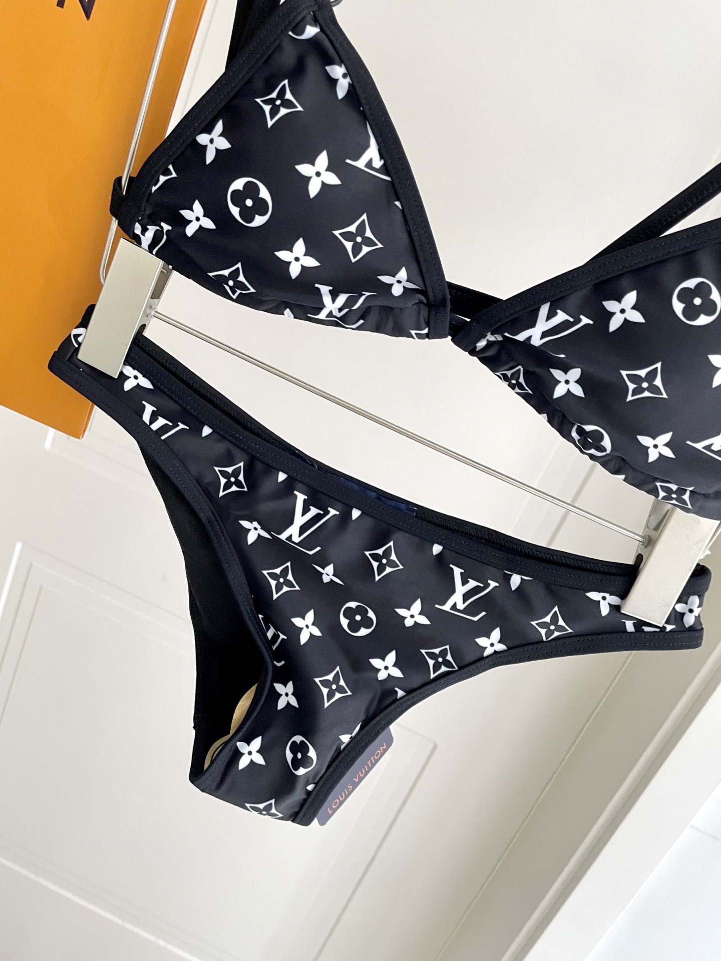 Lv新款连体泳衣 😍🥰适合多种场景的游泳衣🏊‍♀️海边 游泳池 温泉 水上乐园 漂流都可以😌面料：透气舒