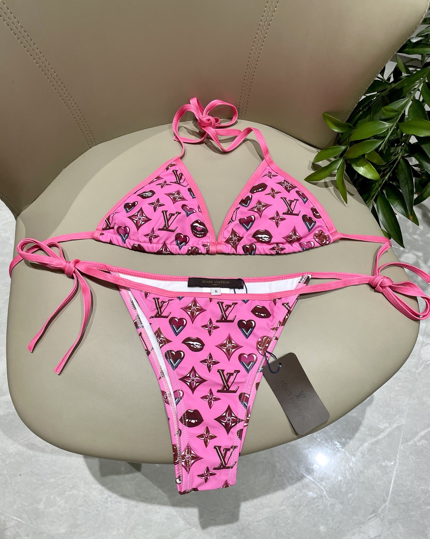 Lv新款比基尼泳衣 😍🥰适合多种场景的游泳衣🏊‍♀️海边 游泳池 温泉 水上乐园 漂流都可以😌面料：透气