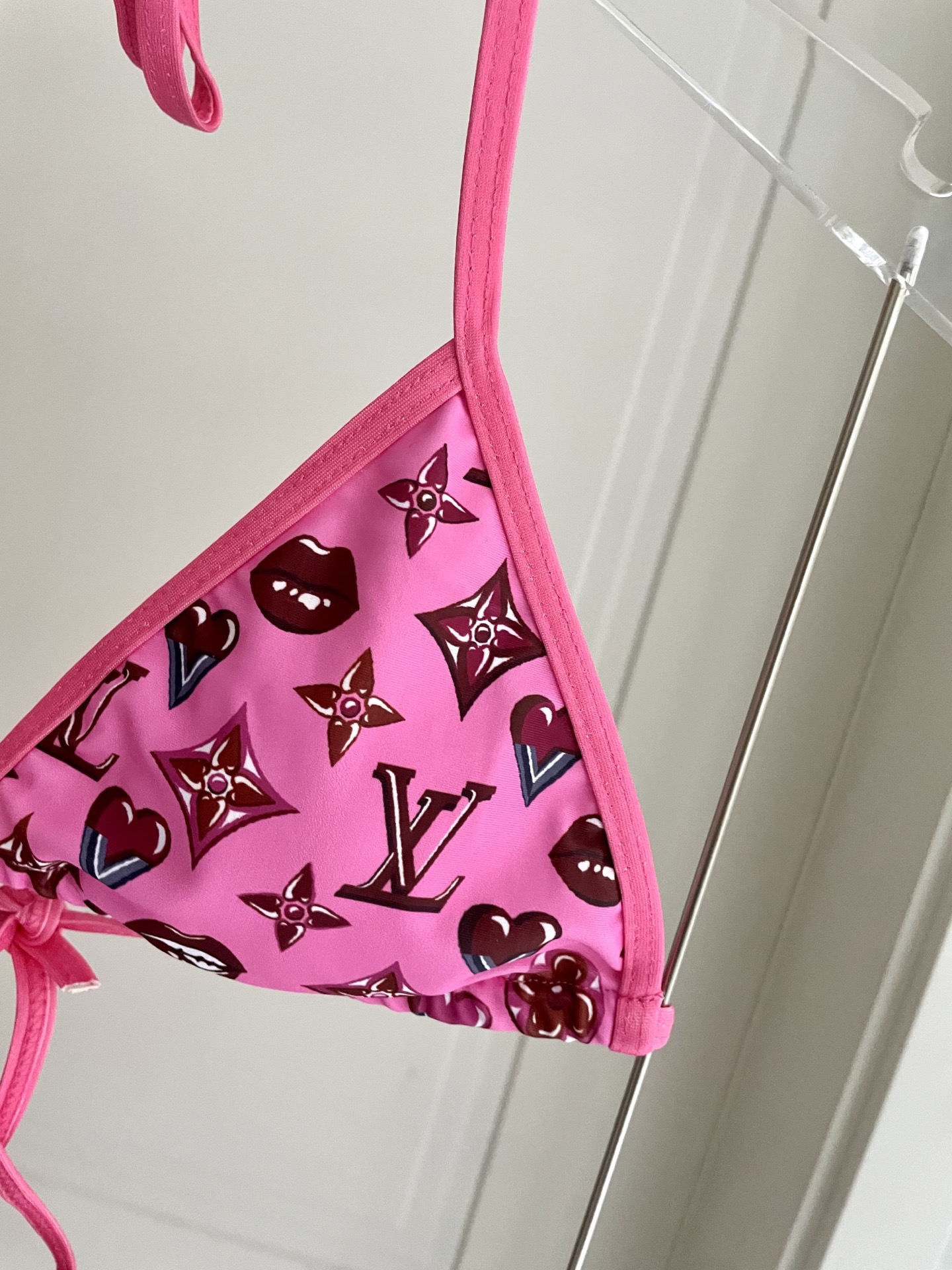 Lv新款比基尼泳衣 😍🥰适合多种场景的游泳衣🏊‍♀️海边 游泳池 温泉 水上乐园 漂流都可以😌面料：透气