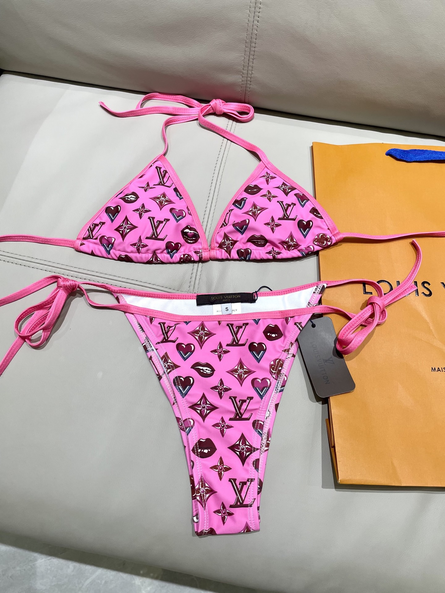 Lv新款比基尼泳衣 😍🥰适合多种场景的游泳衣🏊‍♀️海边 游泳池 温泉 水上乐园 漂流都可以😌面料：透气