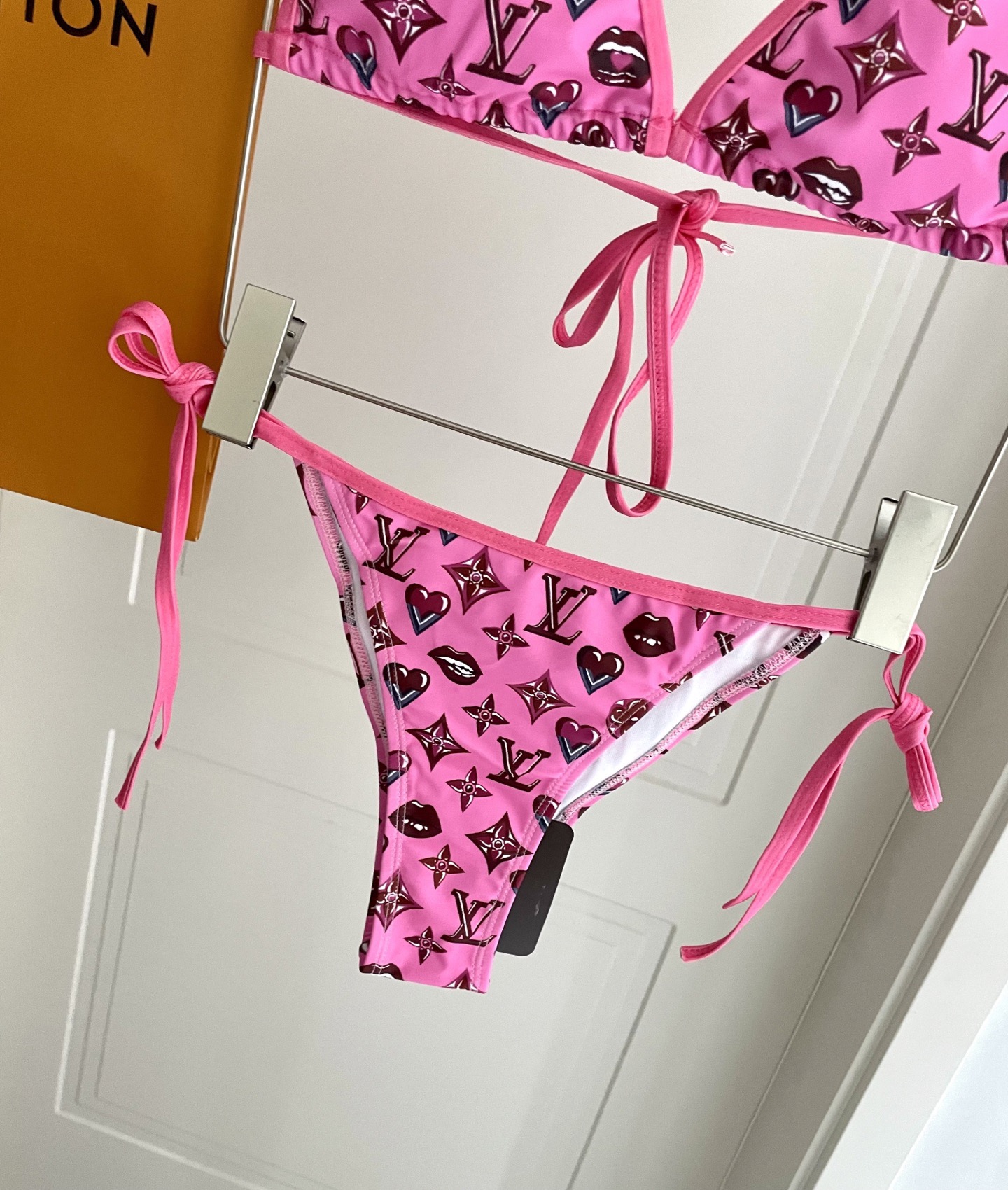 Lv新款比基尼泳衣 😍🥰适合多种场景的游泳衣🏊‍♀️海边 游泳池 温泉 水上乐园 漂流都可以😌面料：透气