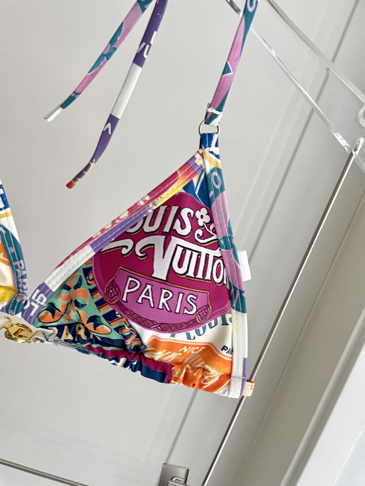 Lv新款比基尼泳衣 😍🥰适合多种场景的游泳衣🏊‍♀️海边 游泳池 温泉 水上乐园 漂流都可以😌面料：透气