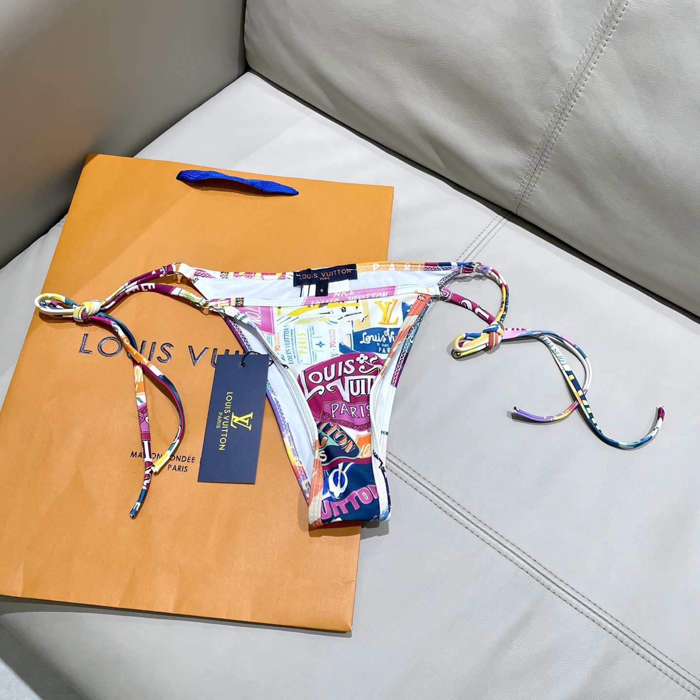 Lv新款比基尼泳衣 😍🥰适合多种场景的游泳衣🏊‍♀️海边 游泳池 温泉 水上乐园 漂流都可以😌面料：透气