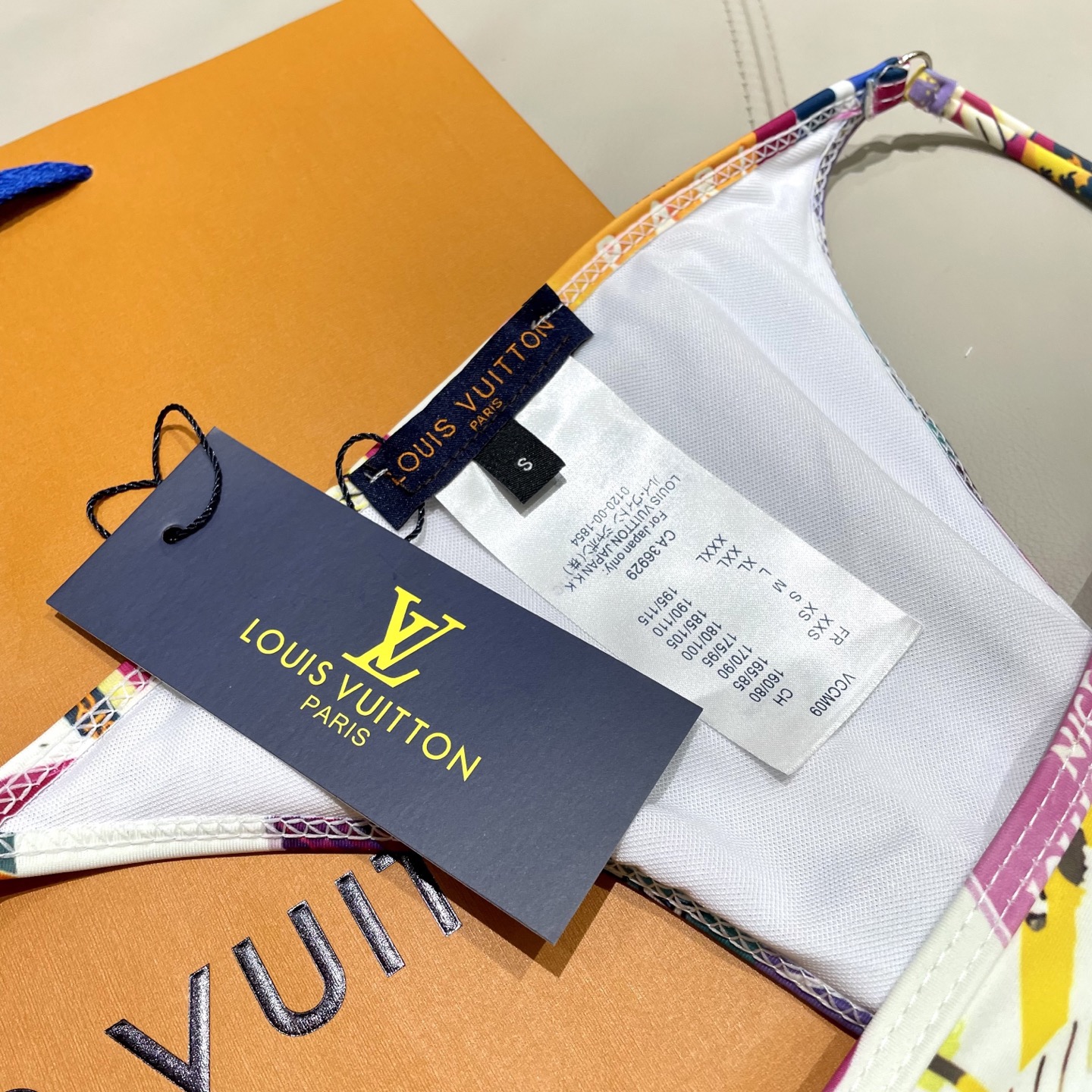 Lv新款比基尼泳衣 😍🥰适合多种场景的游泳衣🏊‍♀️海边 游泳池 温泉 水上乐园 漂流都可以😌面料：透气