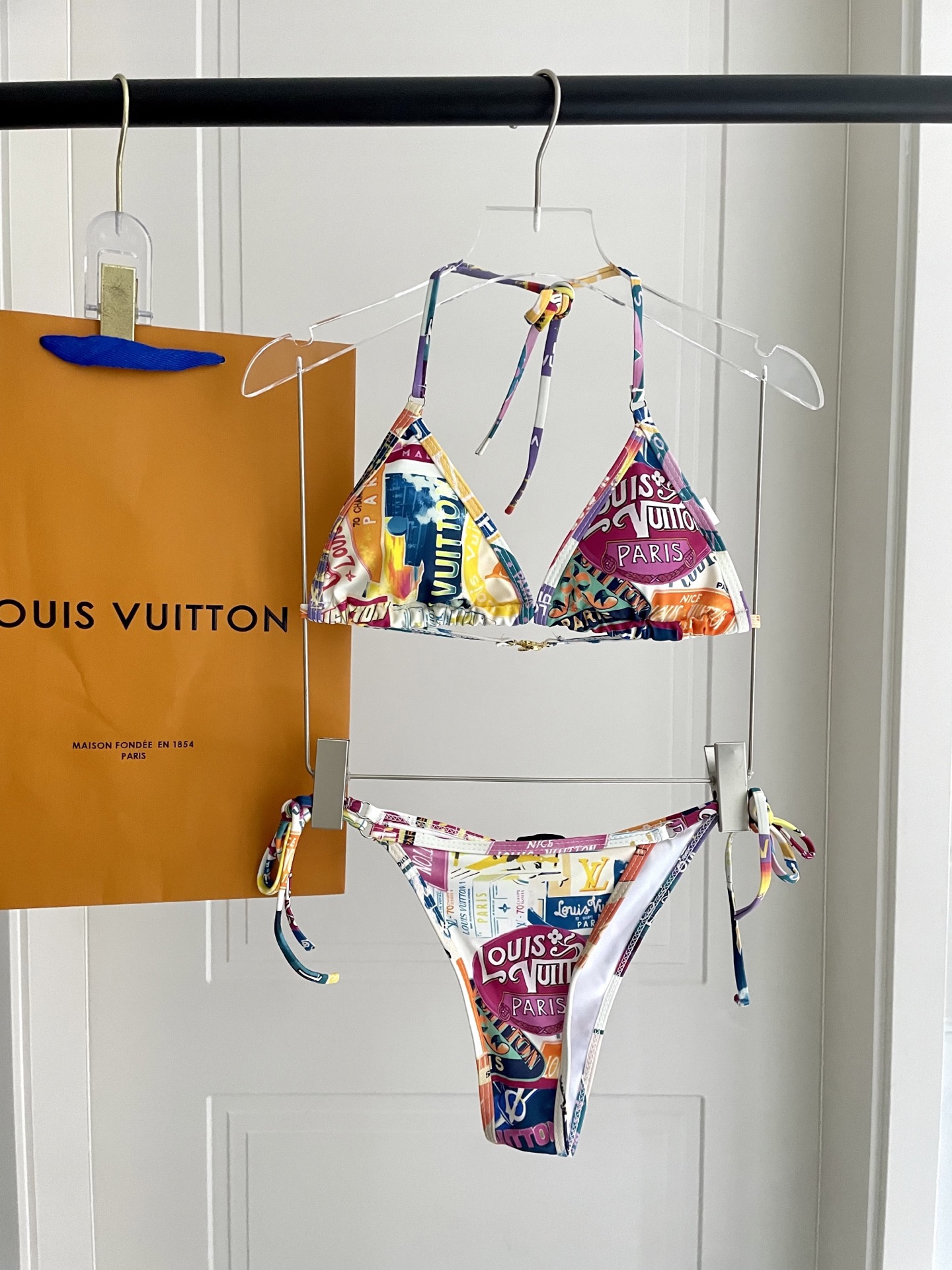 Lv新款比基尼泳衣 😍🥰适合多种场景的游泳衣🏊‍♀️海边 游泳池 温泉 水上乐园 漂流都可以😌面料：透气