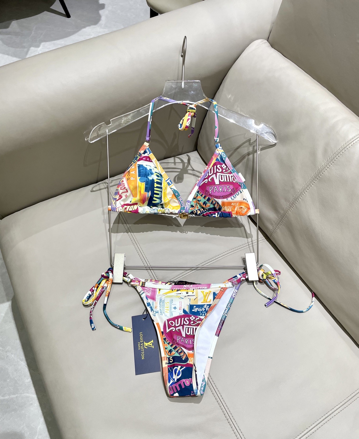 Lv新款比基尼泳衣 😍🥰适合多种场景的游泳衣🏊‍♀️海边 游泳池 温泉 水上乐园 漂流都可以😌面料：透气