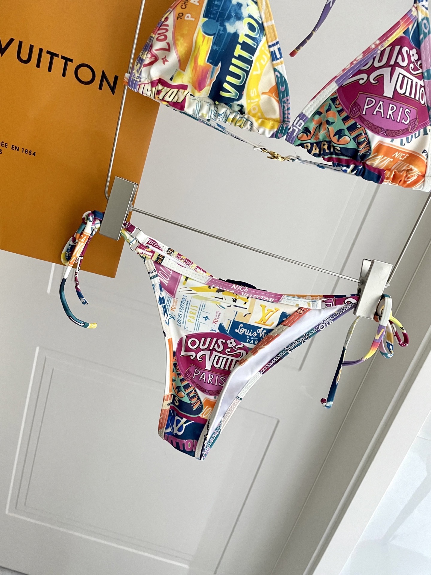 Lv新款比基尼泳衣 😍🥰适合多种场景的游泳衣🏊‍♀️海边 游泳池 温泉 水上乐园 漂流都可以😌面料：透气