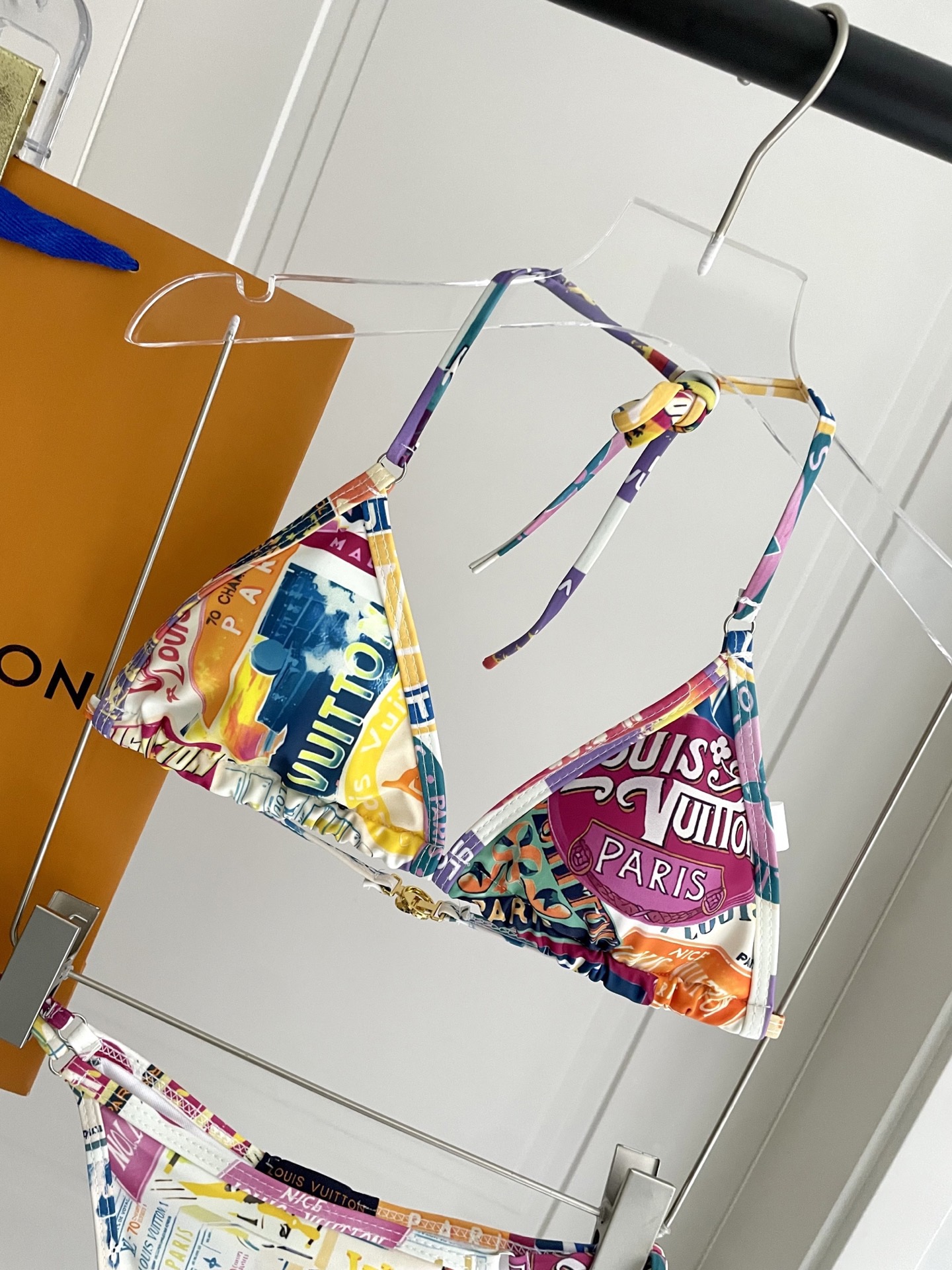 Lv新款比基尼泳衣 😍🥰适合多种场景的游泳衣🏊‍♀️海边 游泳池 温泉 水上乐园 漂流都可以😌面料：透气