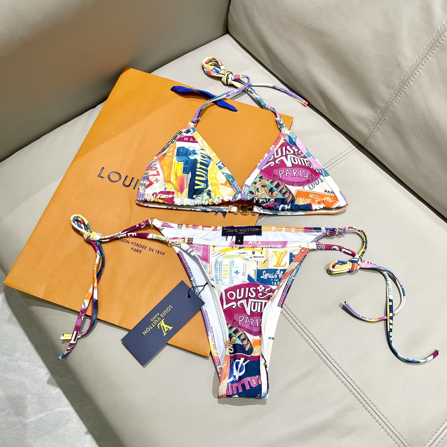 Lv新款比基尼泳衣 😍🥰适合多种场景的游泳衣🏊‍♀️海边 游泳池 温泉 水上乐园 漂流都可以😌面料：透气
