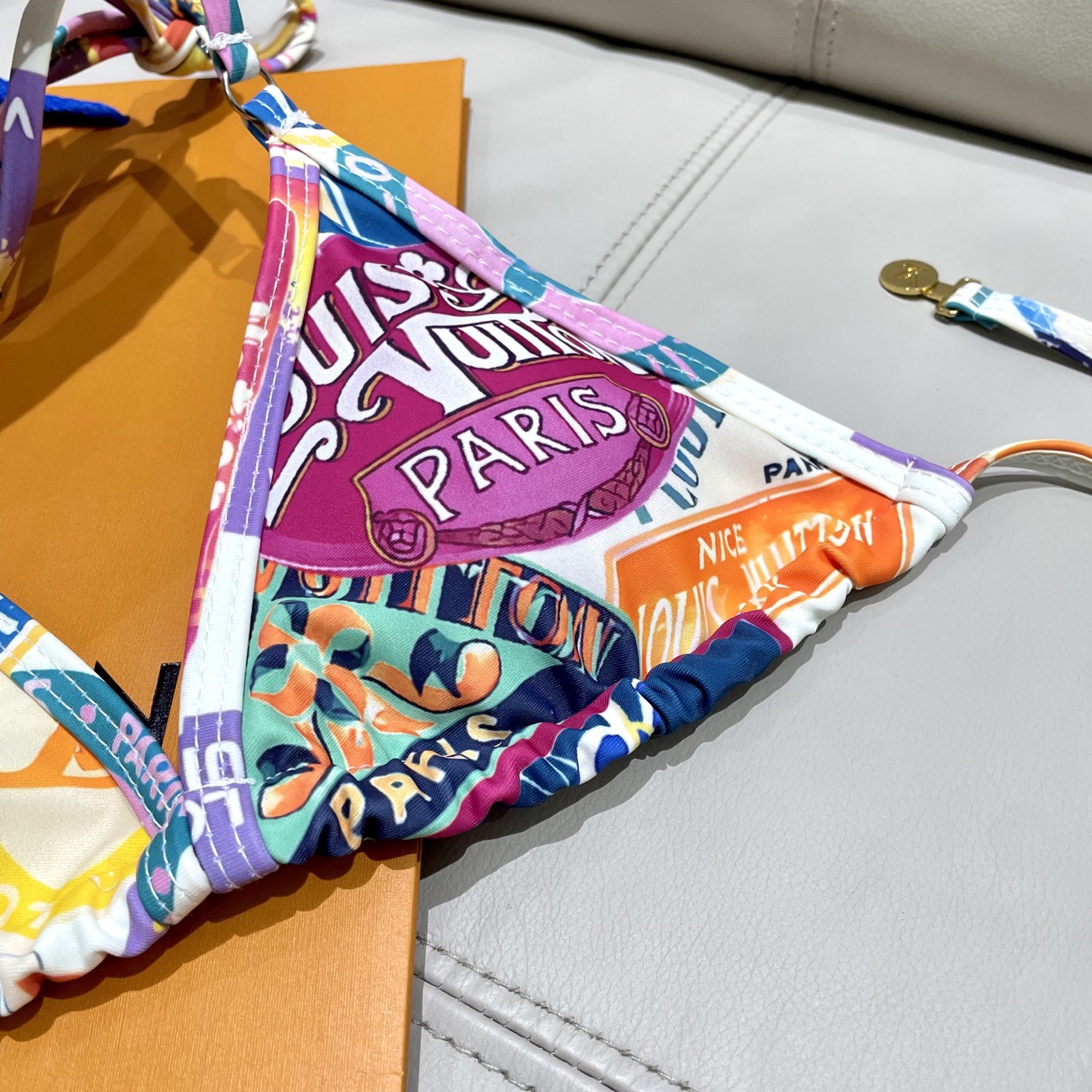 Lv新款比基尼泳衣 😍🥰适合多种场景的游泳衣🏊‍♀️海边 游泳池 温泉 水上乐园 漂流都可以😌面料：透气