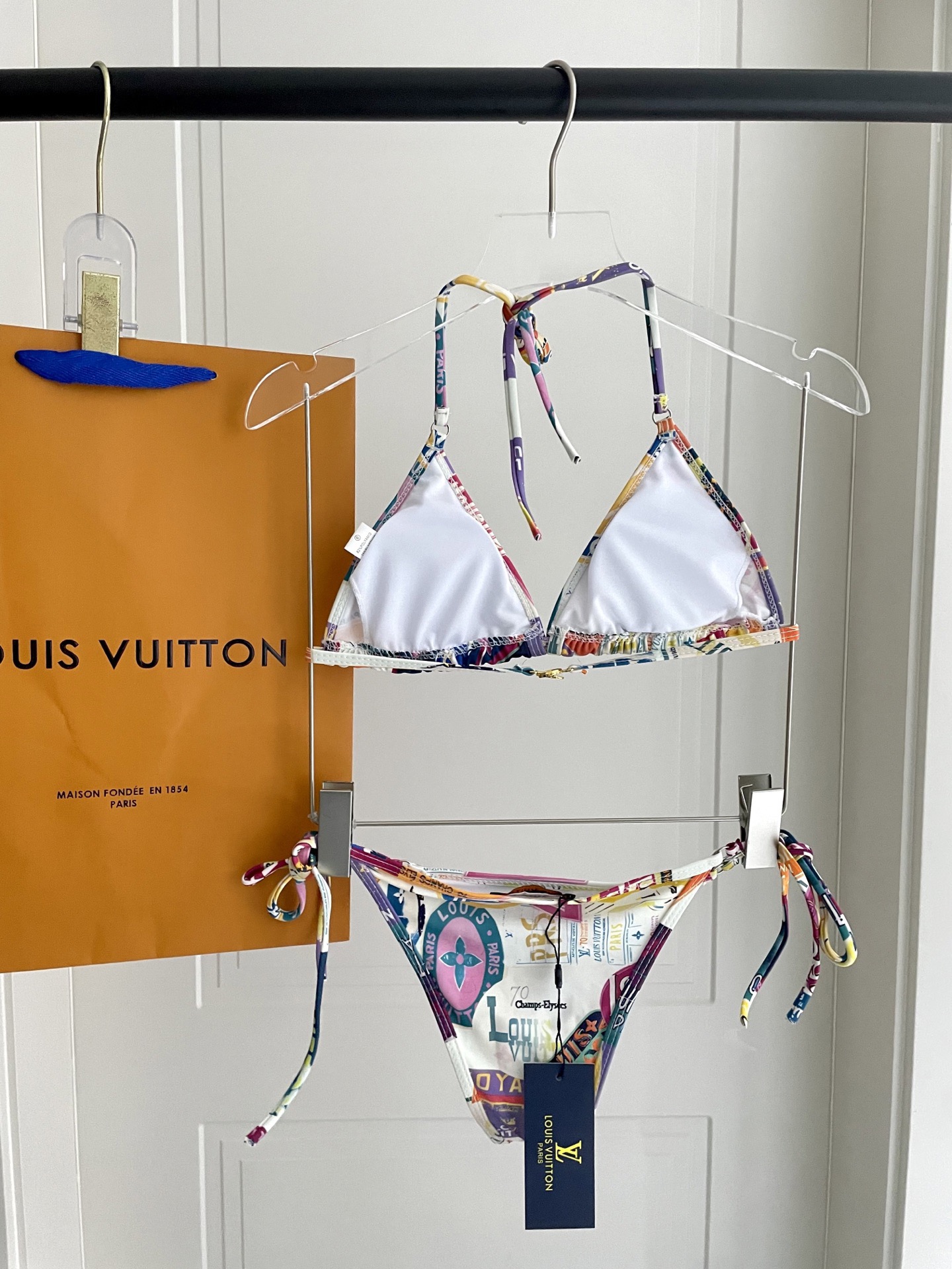 Lv新款比基尼泳衣 😍🥰适合多种场景的游泳衣🏊‍♀️海边 游泳池 温泉 水上乐园 漂流都可以😌面料：透气