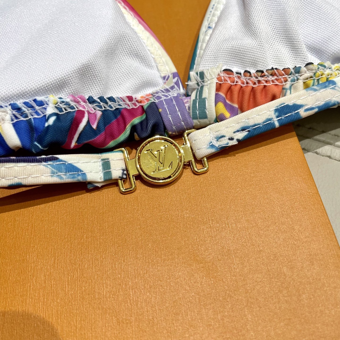 Lv新款比基尼泳衣 😍🥰适合多种场景的游泳衣🏊‍♀️海边 游泳池 温泉 水上乐园 漂流都可以😌面料：透气