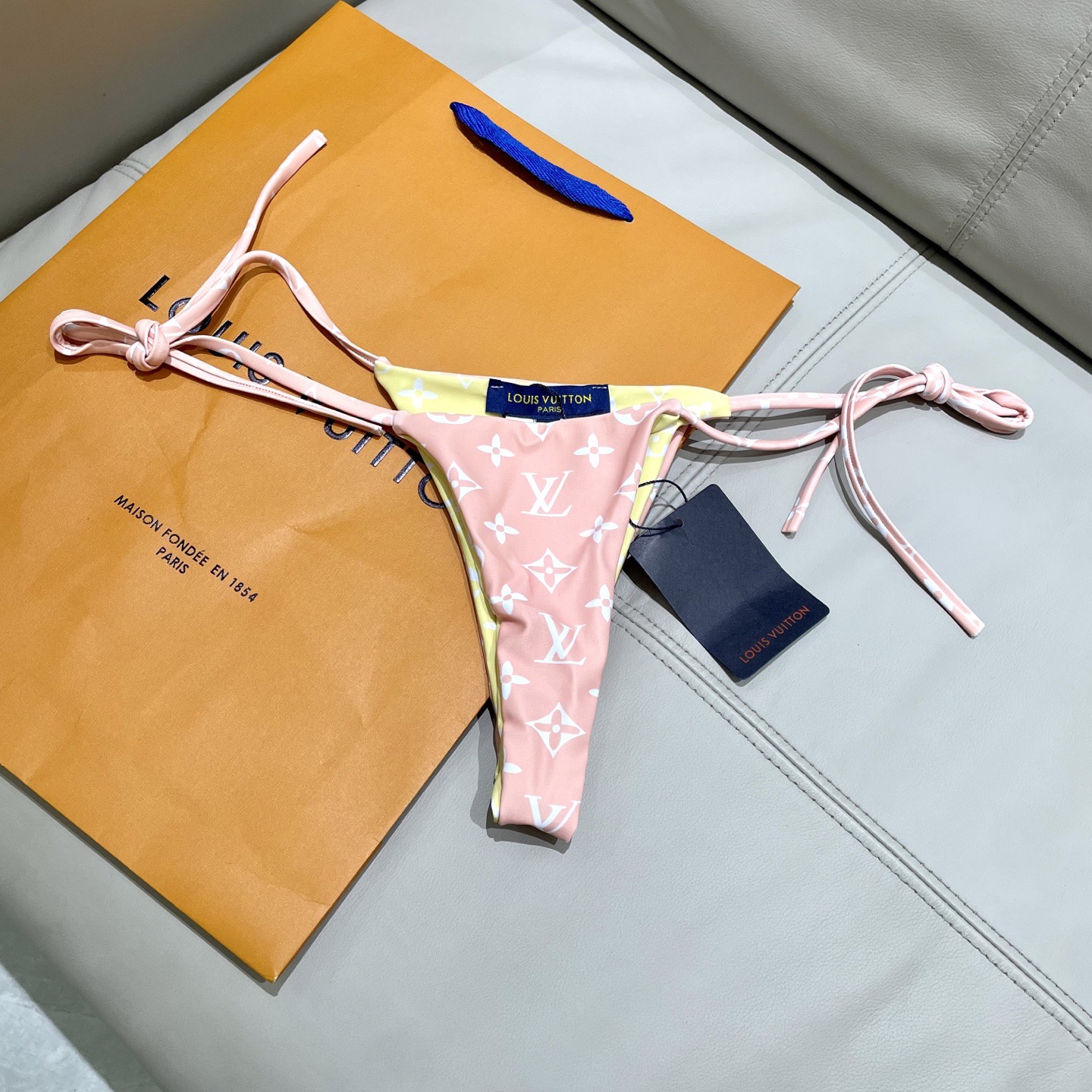 Lv新款比基尼泳衣 😍🥰适合多种场景的游泳衣🏊‍♀️海边 游泳池 温泉 水上乐园 漂流都可以😌面料：透气