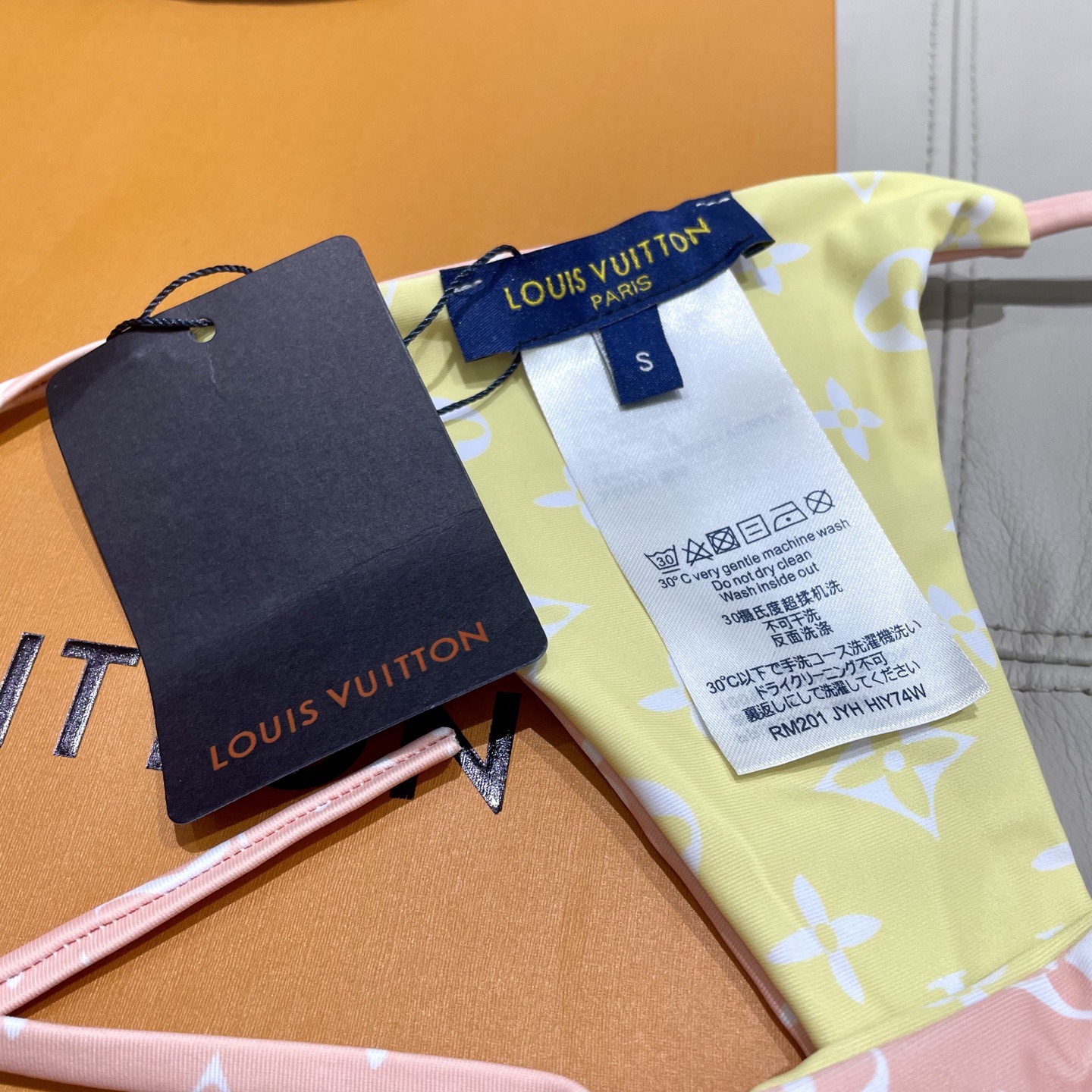 Lv新款比基尼泳衣 😍🥰适合多种场景的游泳衣🏊‍♀️海边 游泳池 温泉 水上乐园 漂流都可以😌面料：透气