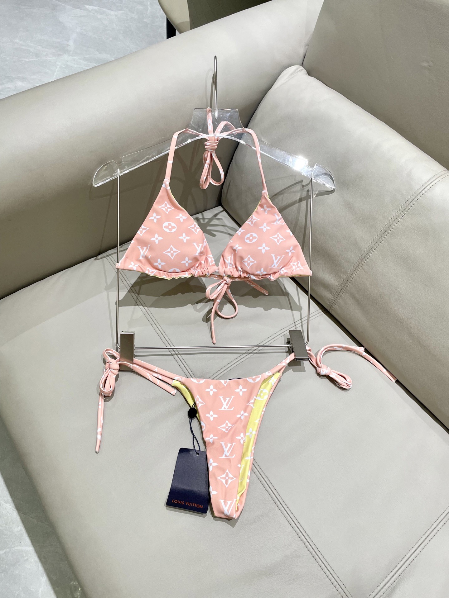 Lv新款比基尼泳衣 😍🥰适合多种场景的游泳衣🏊‍♀️海边 游泳池 温泉 水上乐园 漂流都可以😌面料：透气