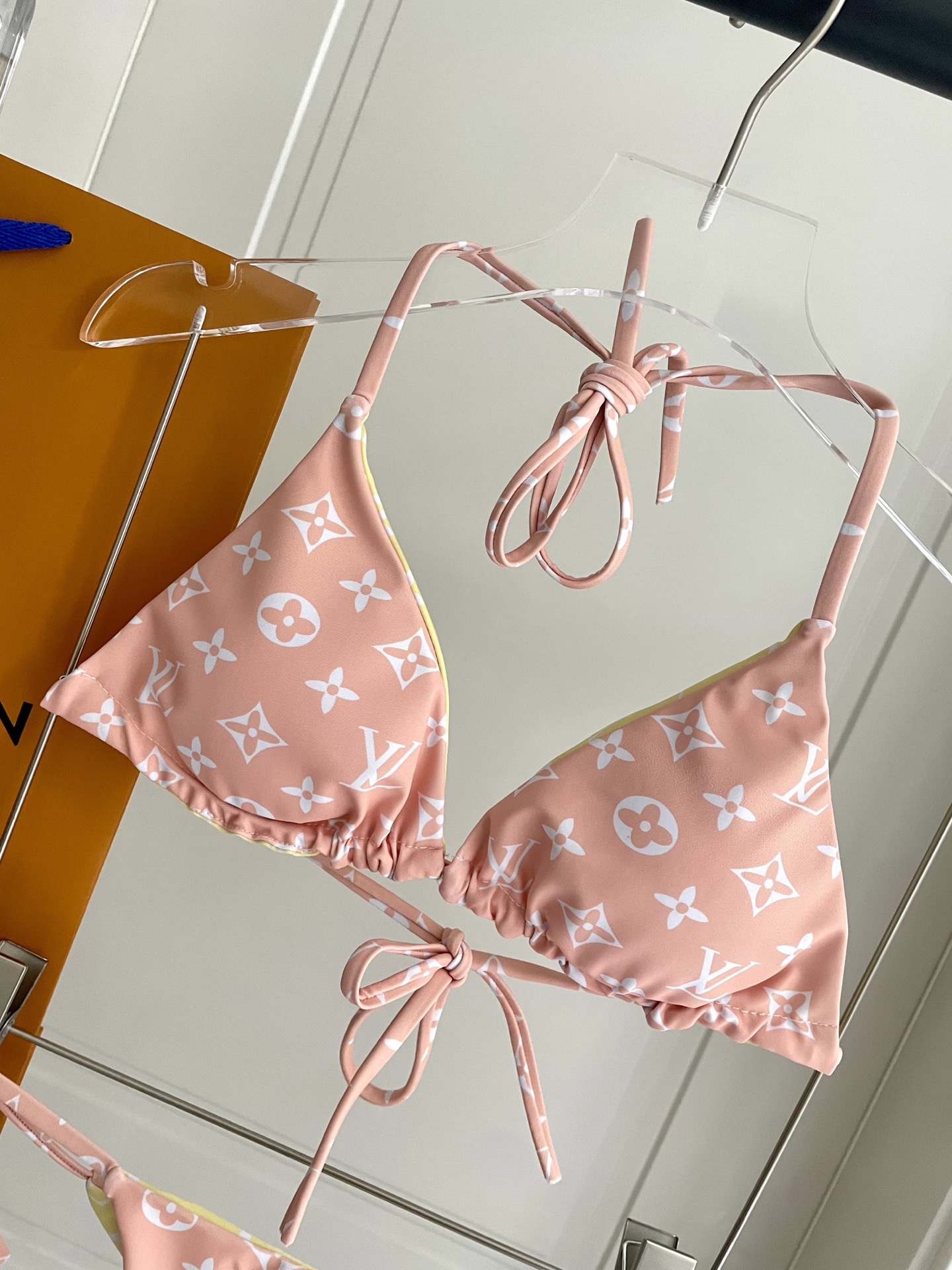 Lv新款比基尼泳衣 😍🥰适合多种场景的游泳衣🏊‍♀️海边 游泳池 温泉 水上乐园 漂流都可以😌面料：透气