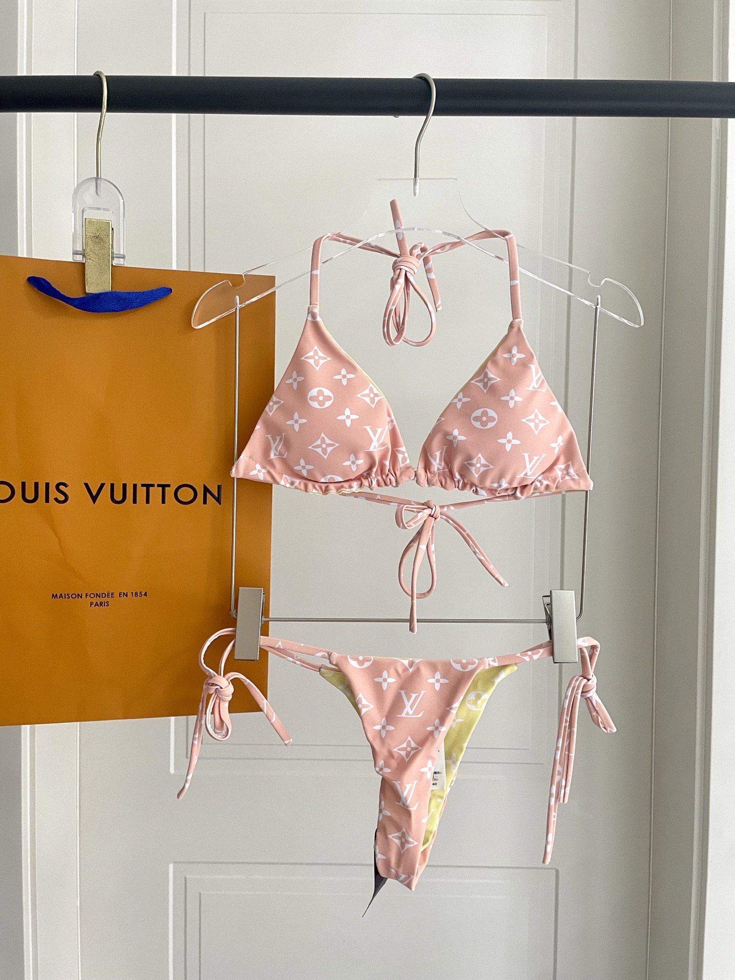 Lv新款比基尼泳衣 😍🥰适合多种场景的游泳衣🏊‍♀️海边 游泳池 温泉 水上乐园 漂流都可以😌面料：透气