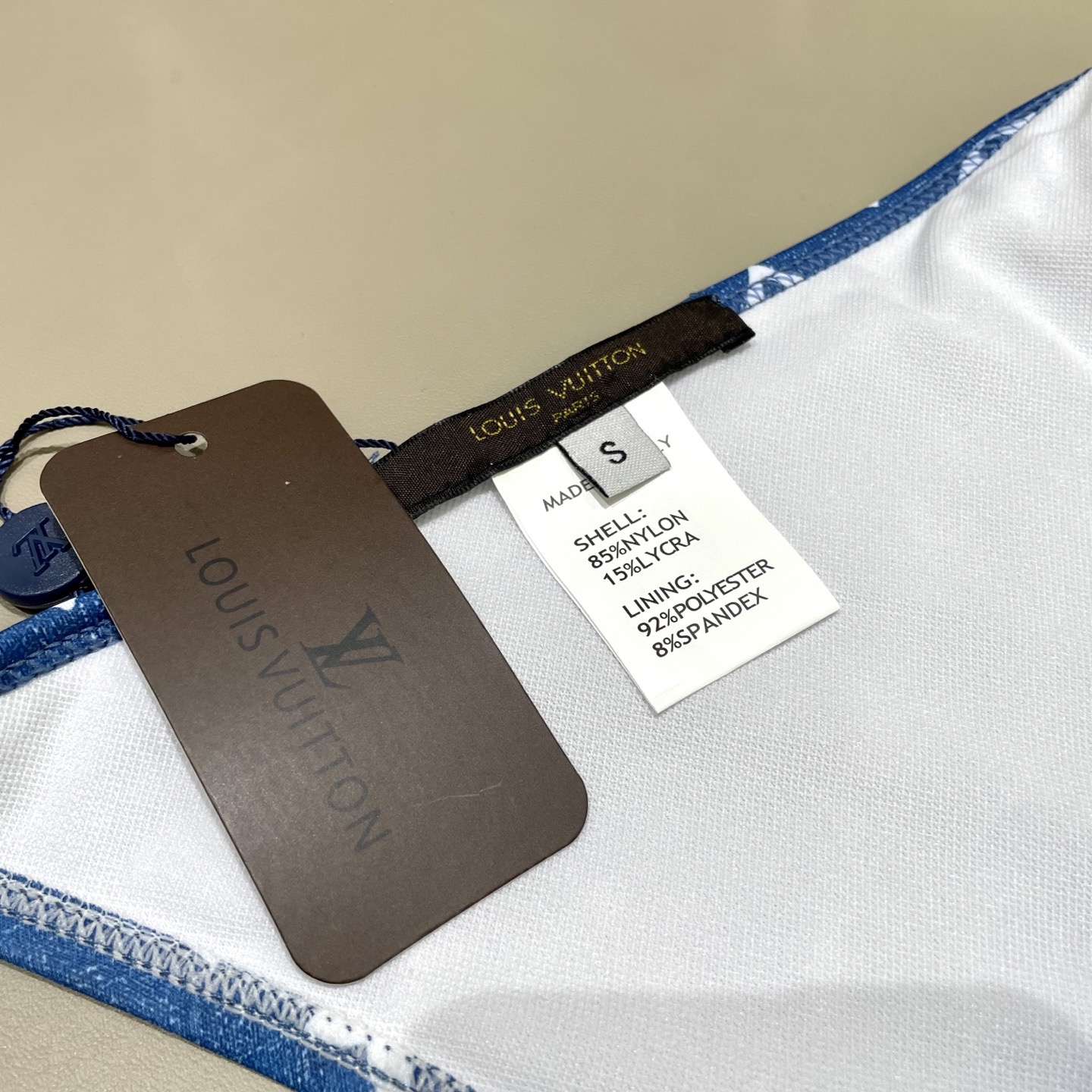 Lv新款比基尼泳衣 😍🥰适合多种场景的游泳衣🏊‍♀️海边 游泳池 温泉 水上乐园 漂流都可以😌面料：透气