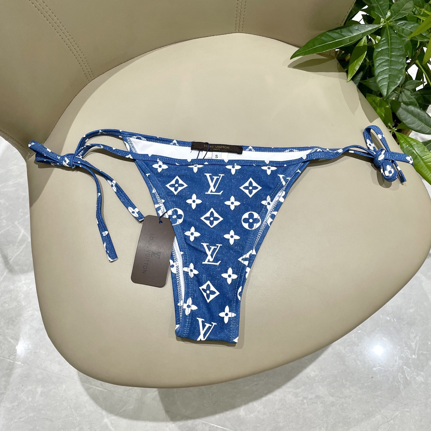 Lv新款比基尼泳衣 😍🥰适合多种场景的游泳衣🏊‍♀️海边 游泳池 温泉 水上乐园 漂流都可以😌面料：透气