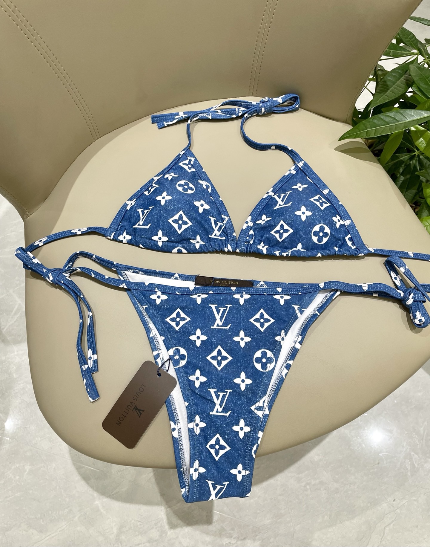 Lv新款比基尼泳衣 😍🥰适合多种场景的游泳衣🏊‍♀️海边 游泳池 温泉 水上乐园 漂流都可以😌面料：透气