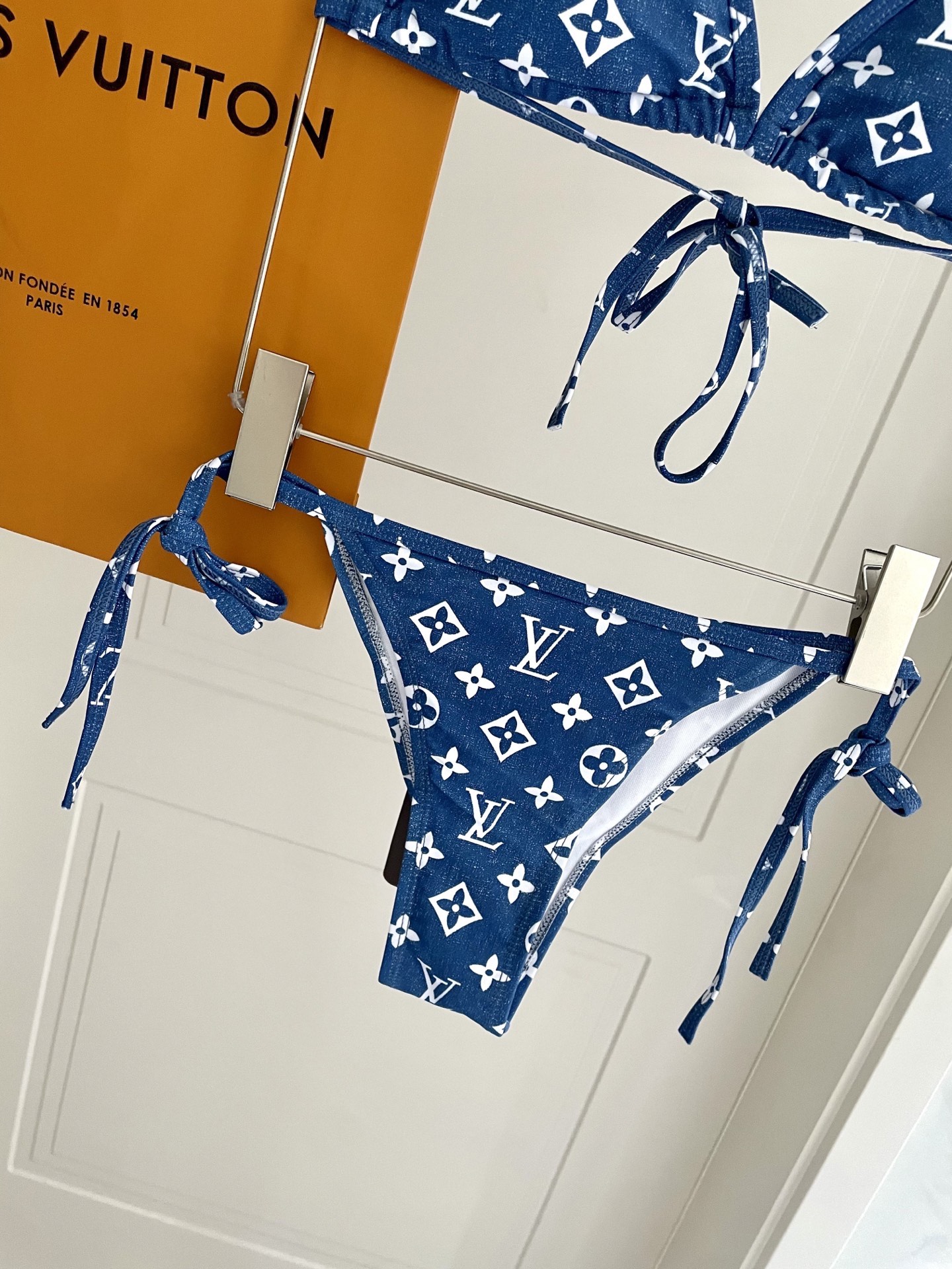 Lv新款比基尼泳衣 😍🥰适合多种场景的游泳衣🏊‍♀️海边 游泳池 温泉 水上乐园 漂流都可以😌面料：透气