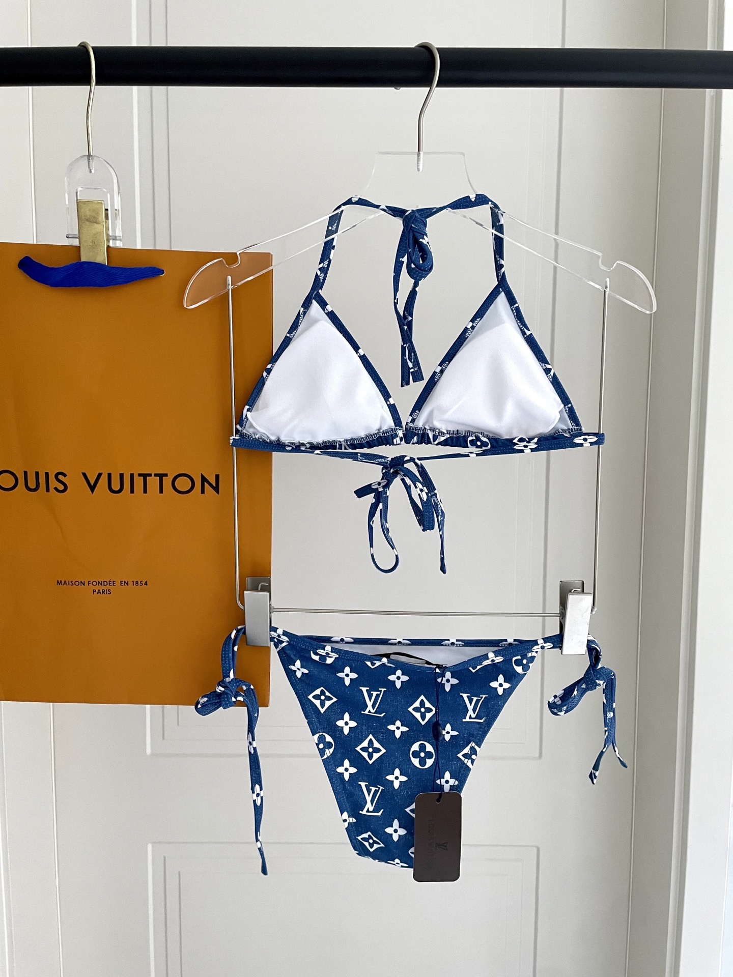 Lv新款比基尼泳衣 😍🥰适合多种场景的游泳衣🏊‍♀️海边 游泳池 温泉 水上乐园 漂流都可以😌面料：透气