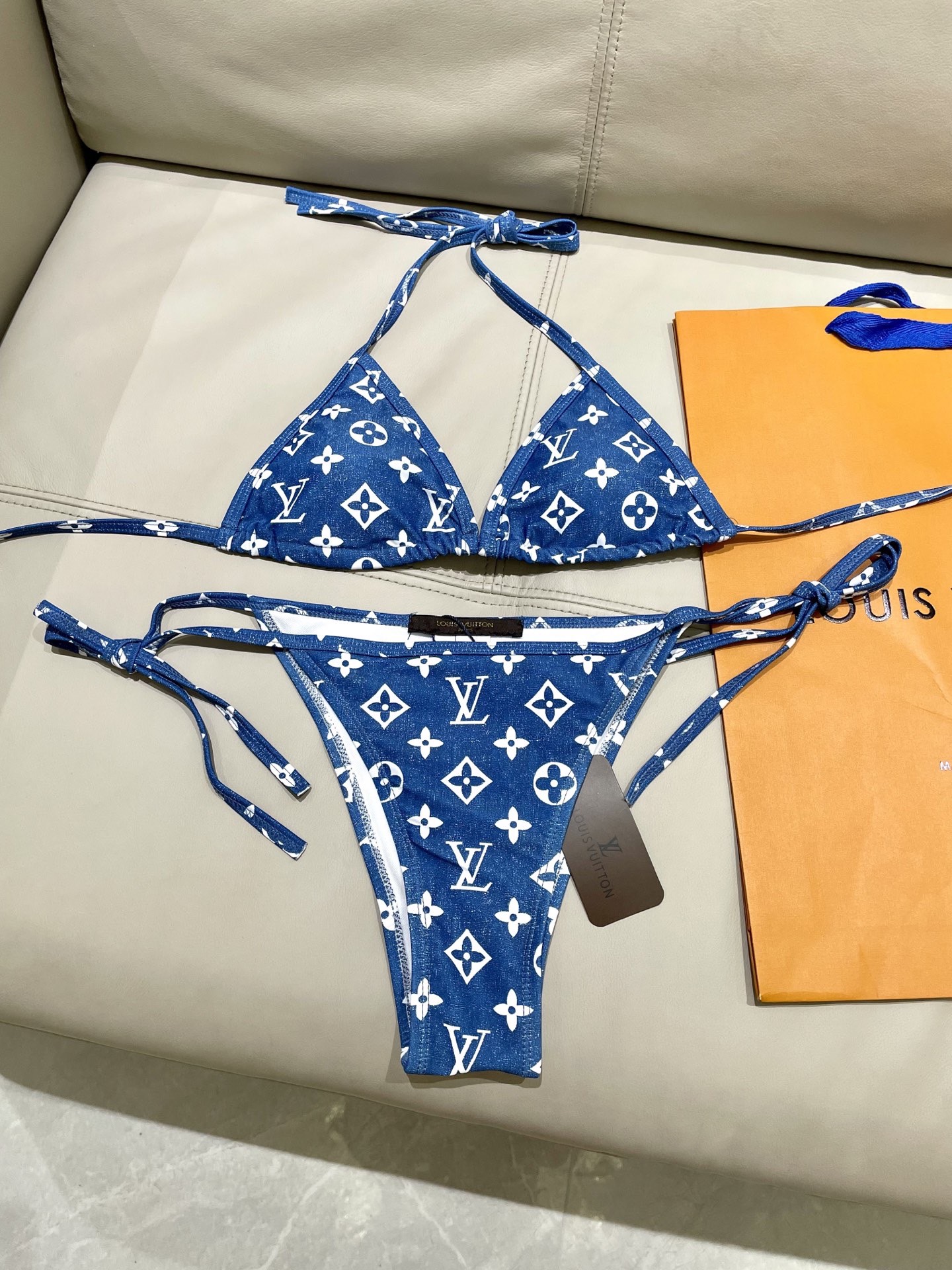 Lv新款比基尼泳衣 😍🥰适合多种场景的游泳衣🏊‍♀️海边 游泳池 温泉 水上乐园 漂流都可以😌面料：透气