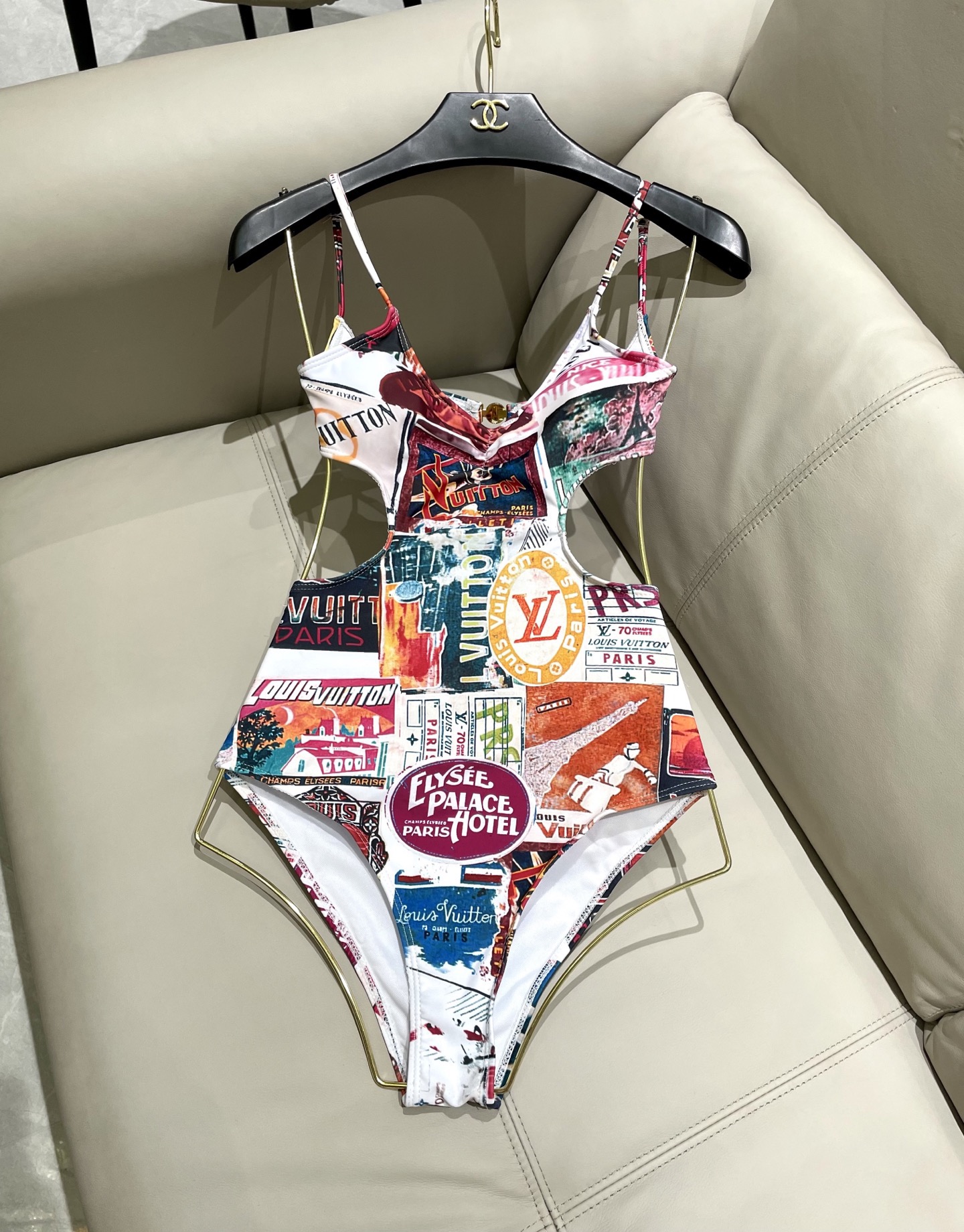 Lv新款连体泳衣 😍🥰适合多种场景的游泳衣🏊‍♀️海边 游泳池 温泉 水上乐园 漂流都可以😌面料：透气舒