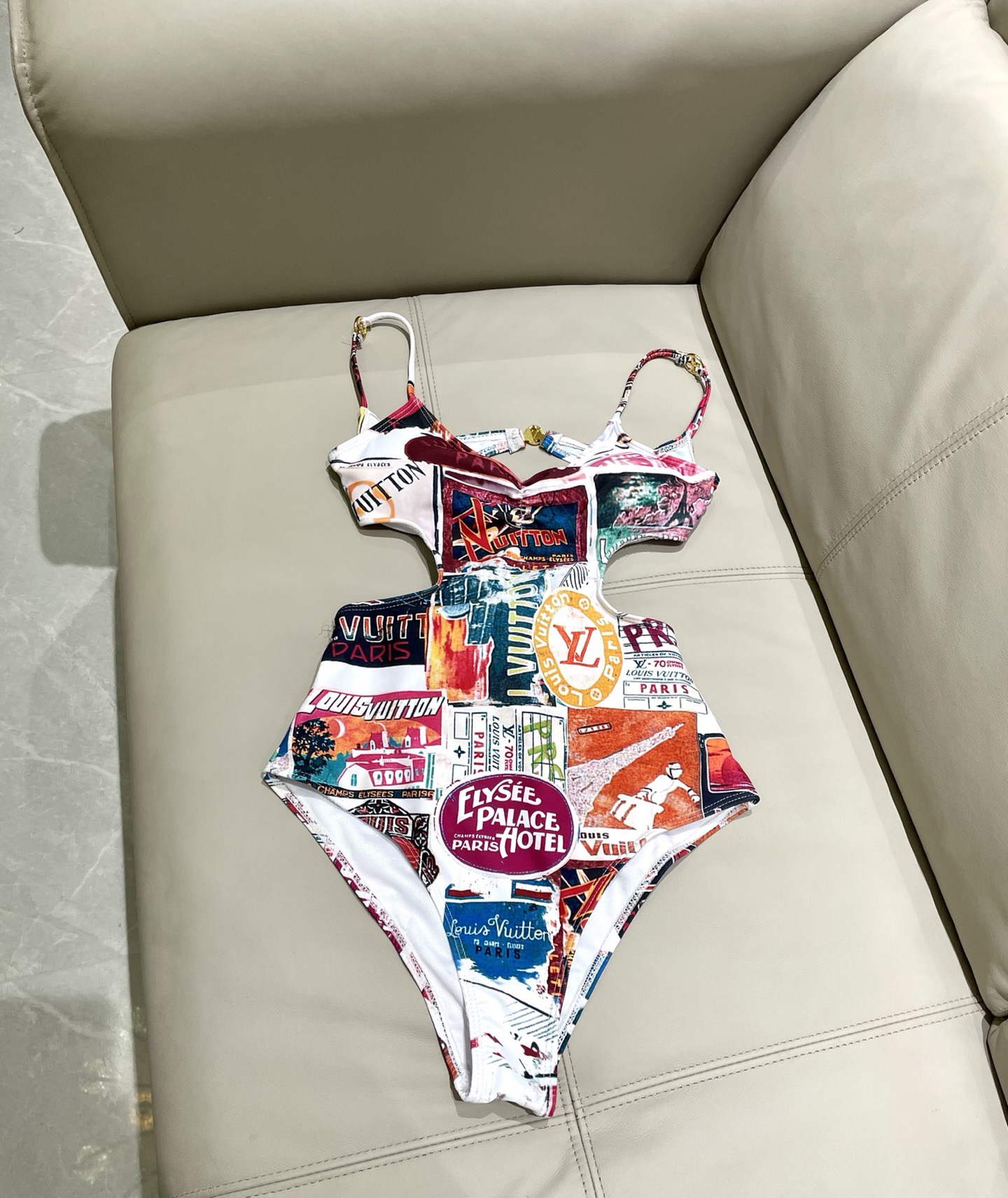 Lv新款连体泳衣 😍🥰适合多种场景的游泳衣🏊‍♀️海边 游泳池 温泉 水上乐园 漂流都可以😌面料：透气舒