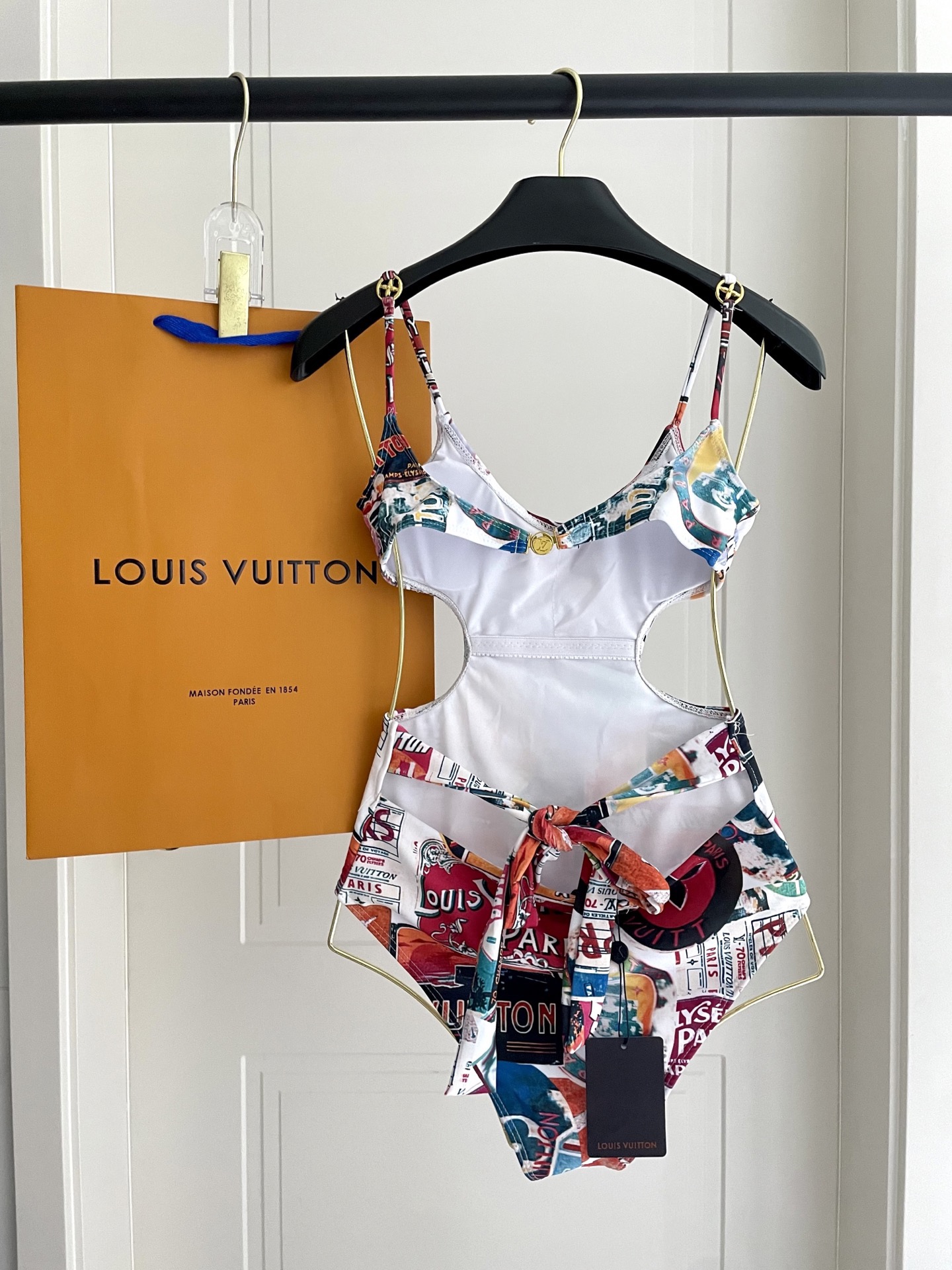 Lv新款连体泳衣 😍🥰适合多种场景的游泳衣🏊‍♀️海边 游泳池 温泉 水上乐园 漂流都可以😌面料：透气舒