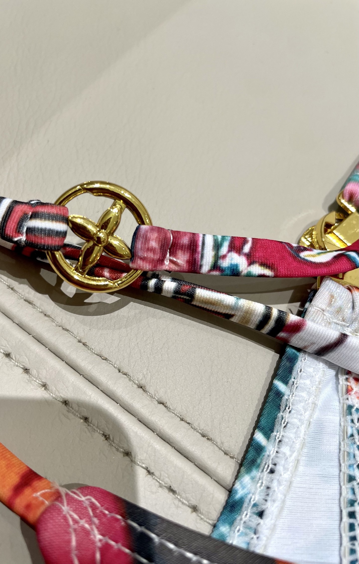 Lv新款连体泳衣 😍🥰适合多种场景的游泳衣🏊‍♀️海边 游泳池 温泉 水上乐园 漂流都可以😌面料：透气舒