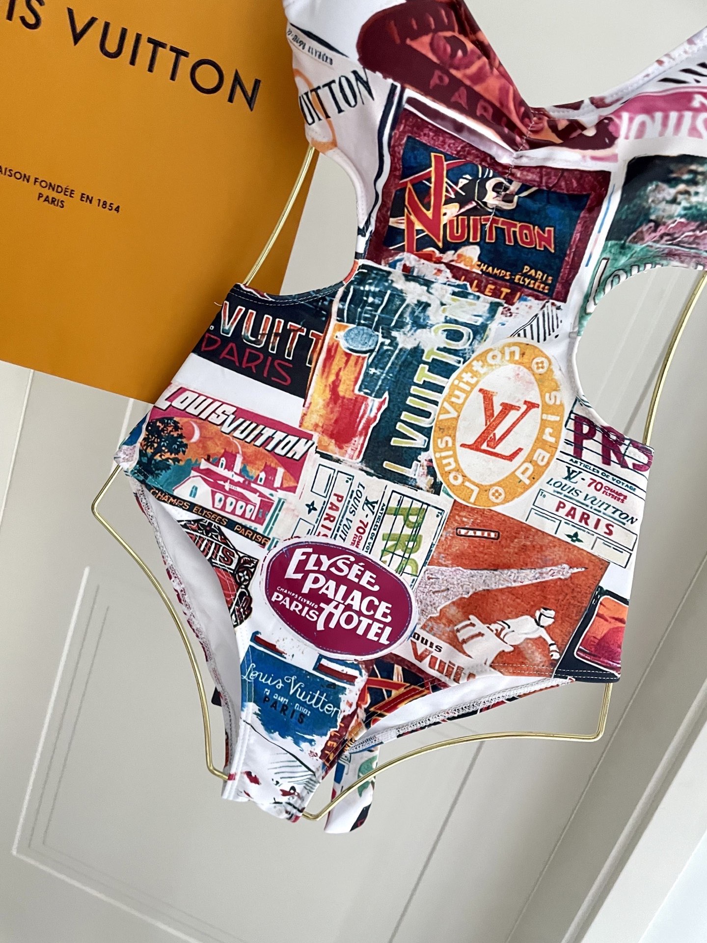 Lv新款连体泳衣 😍🥰适合多种场景的游泳衣🏊‍♀️海边 游泳池 温泉 水上乐园 漂流都可以😌面料：透气舒