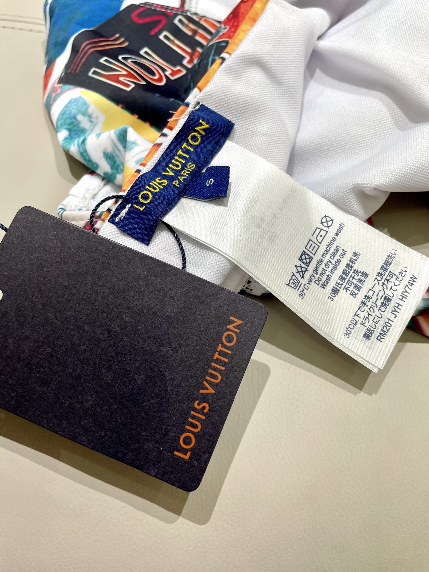 Lv新款连体泳衣 😍🥰适合多种场景的游泳衣🏊‍♀️海边 游泳池 温泉 水上乐园 漂流都可以😌面料：透气舒