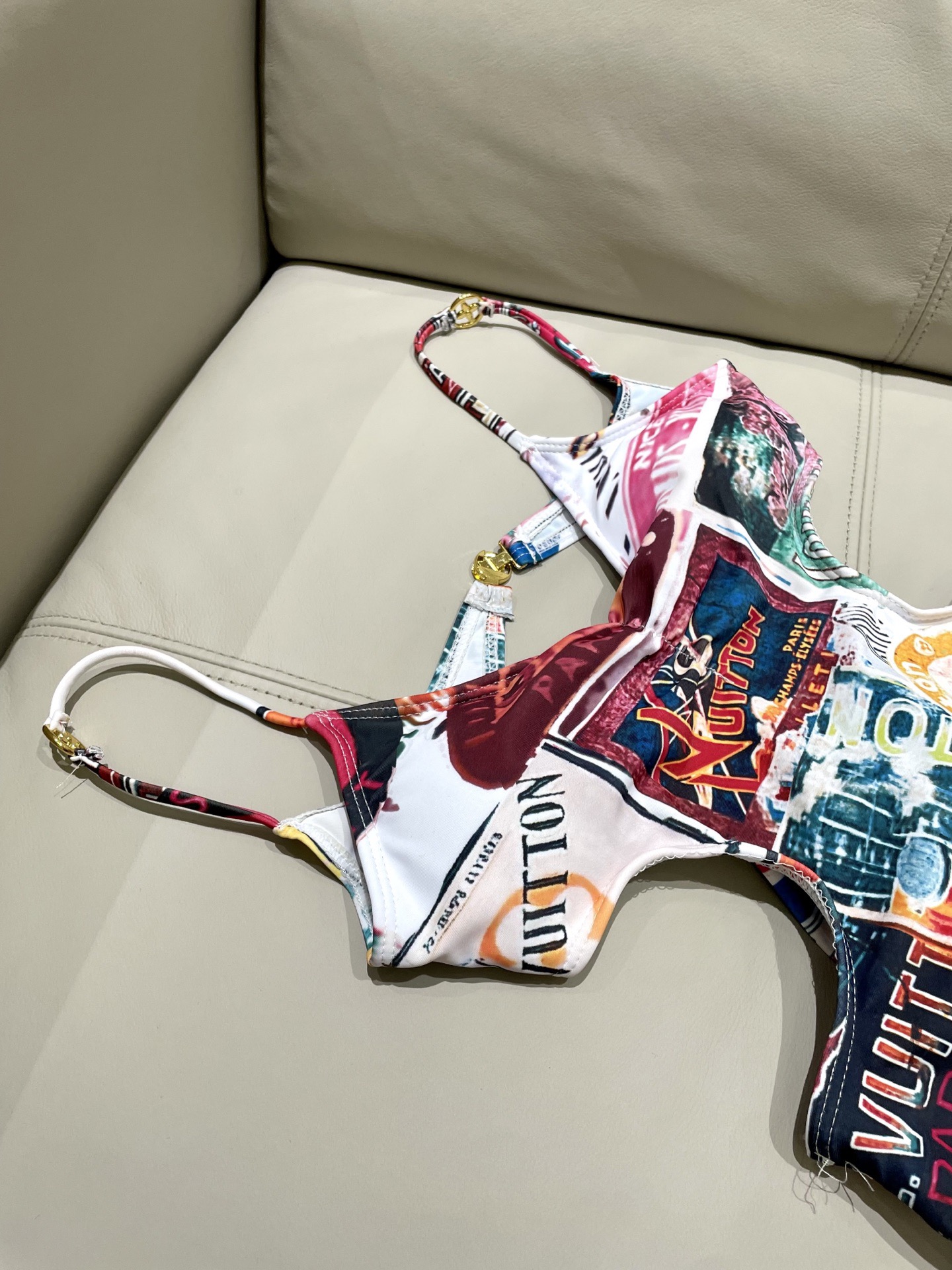 Lv新款连体泳衣 😍🥰适合多种场景的游泳衣🏊‍♀️海边 游泳池 温泉 水上乐园 漂流都可以😌面料：透气舒