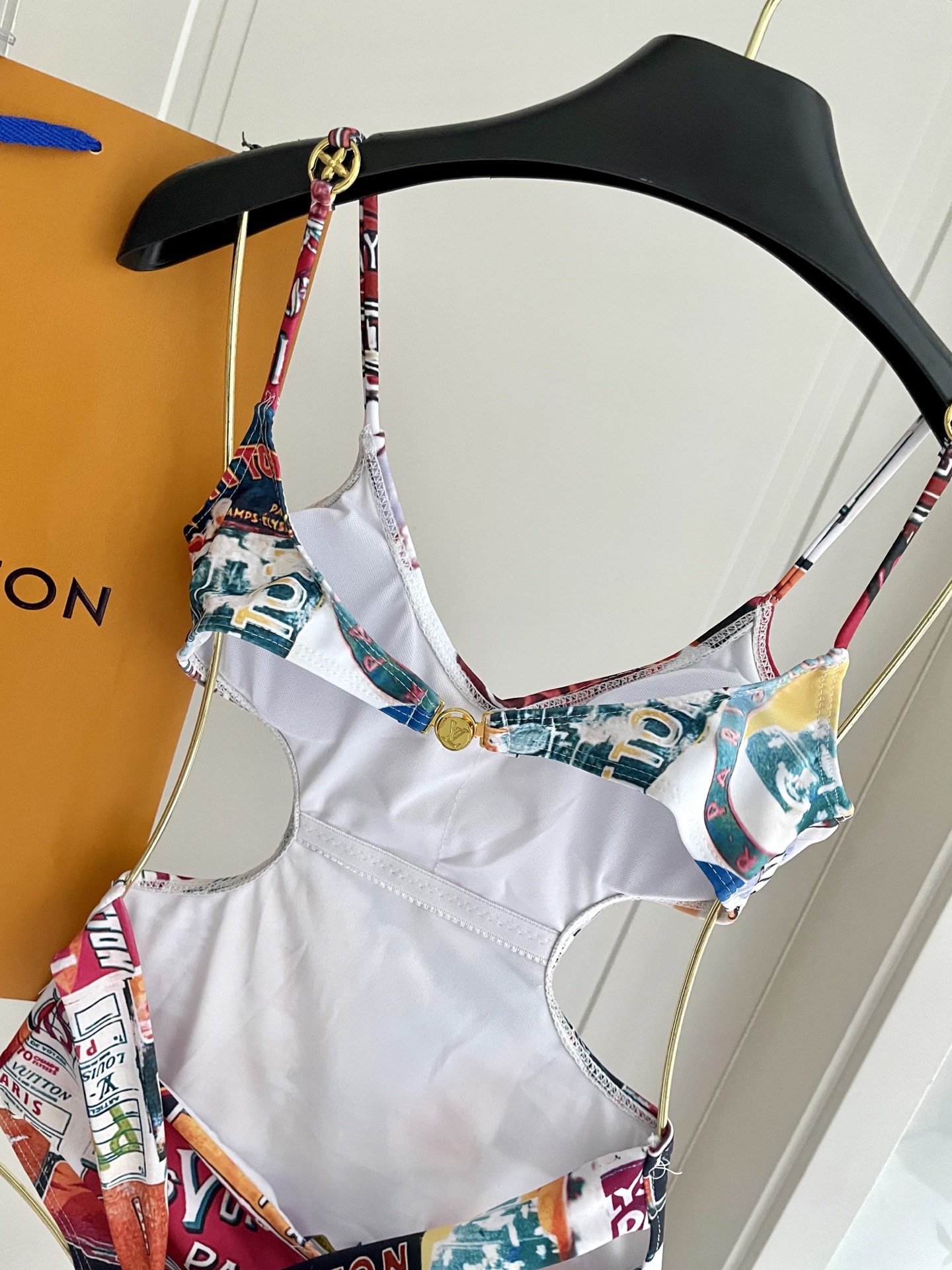 Lv新款连体泳衣 😍🥰适合多种场景的游泳衣🏊‍♀️海边 游泳池 温泉 水上乐园 漂流都可以😌面料：透气舒