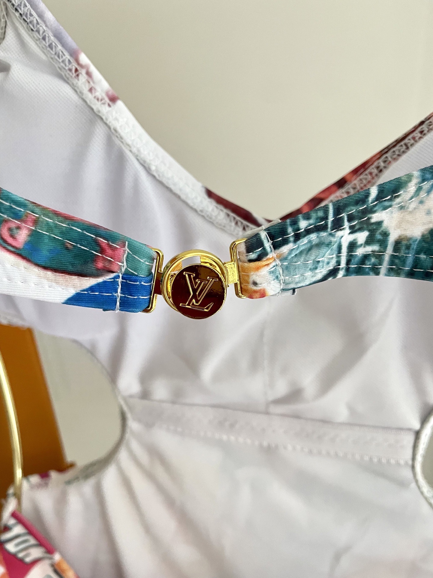 Lv新款连体泳衣 😍🥰适合多种场景的游泳衣🏊‍♀️海边 游泳池 温泉 水上乐园 漂流都可以😌面料：透气舒