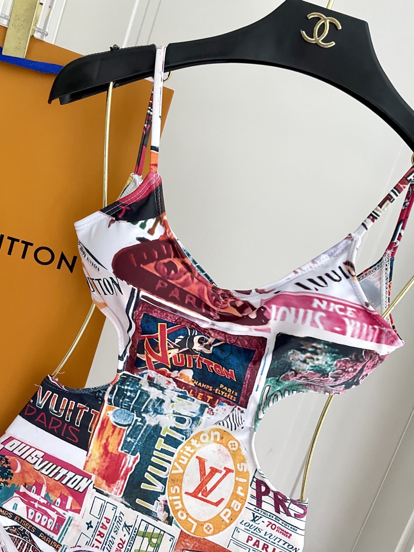 Lv新款连体泳衣 😍🥰适合多种场景的游泳衣🏊‍♀️海边 游泳池 温泉 水上乐园 漂流都可以😌面料：透气舒