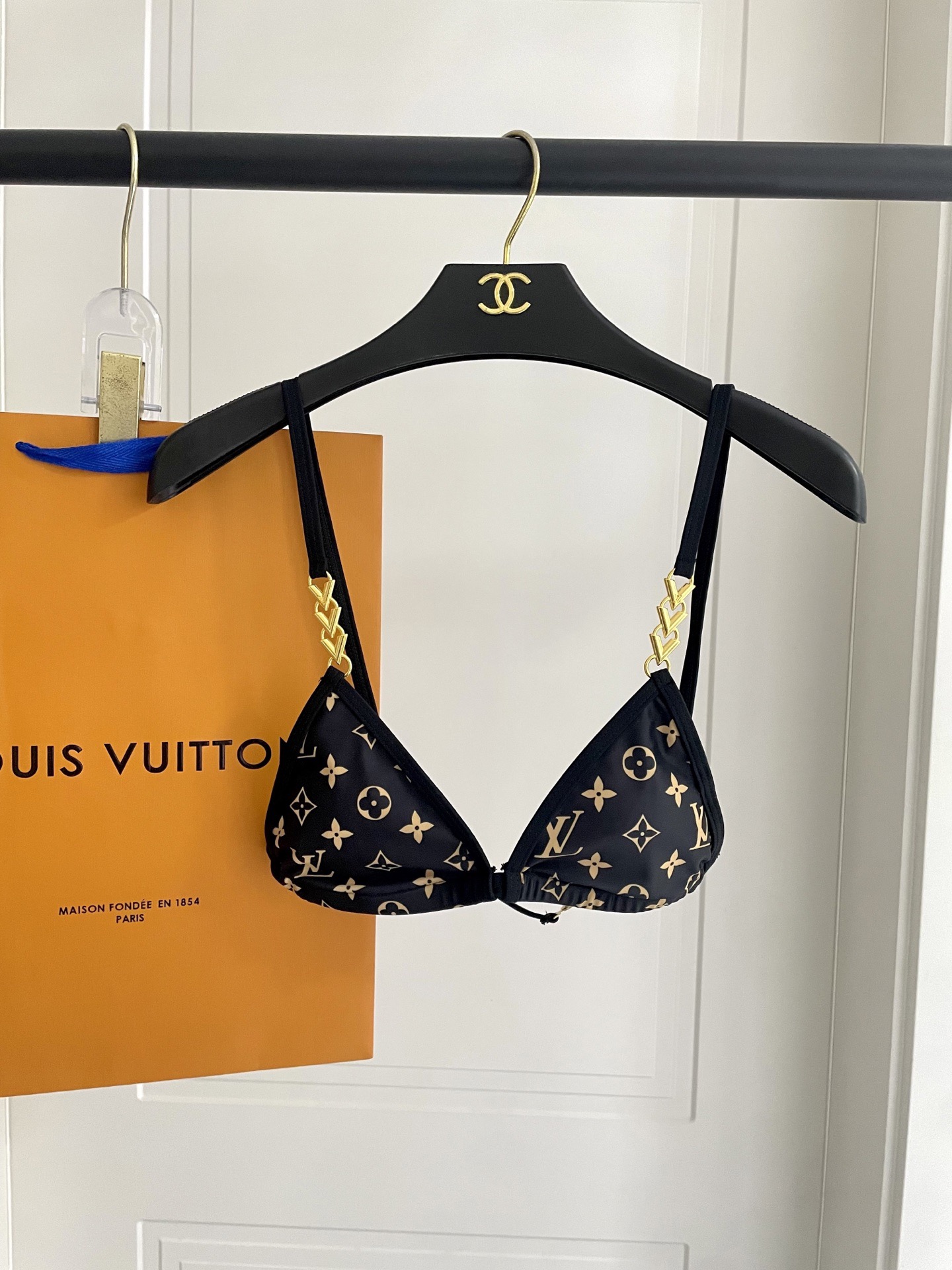 Lv新款比基尼泳衣 😍🥰适合多种场景的游泳衣🏊‍♀️海边 游泳池 温泉 水上乐园 漂流都可以😌面料：透气