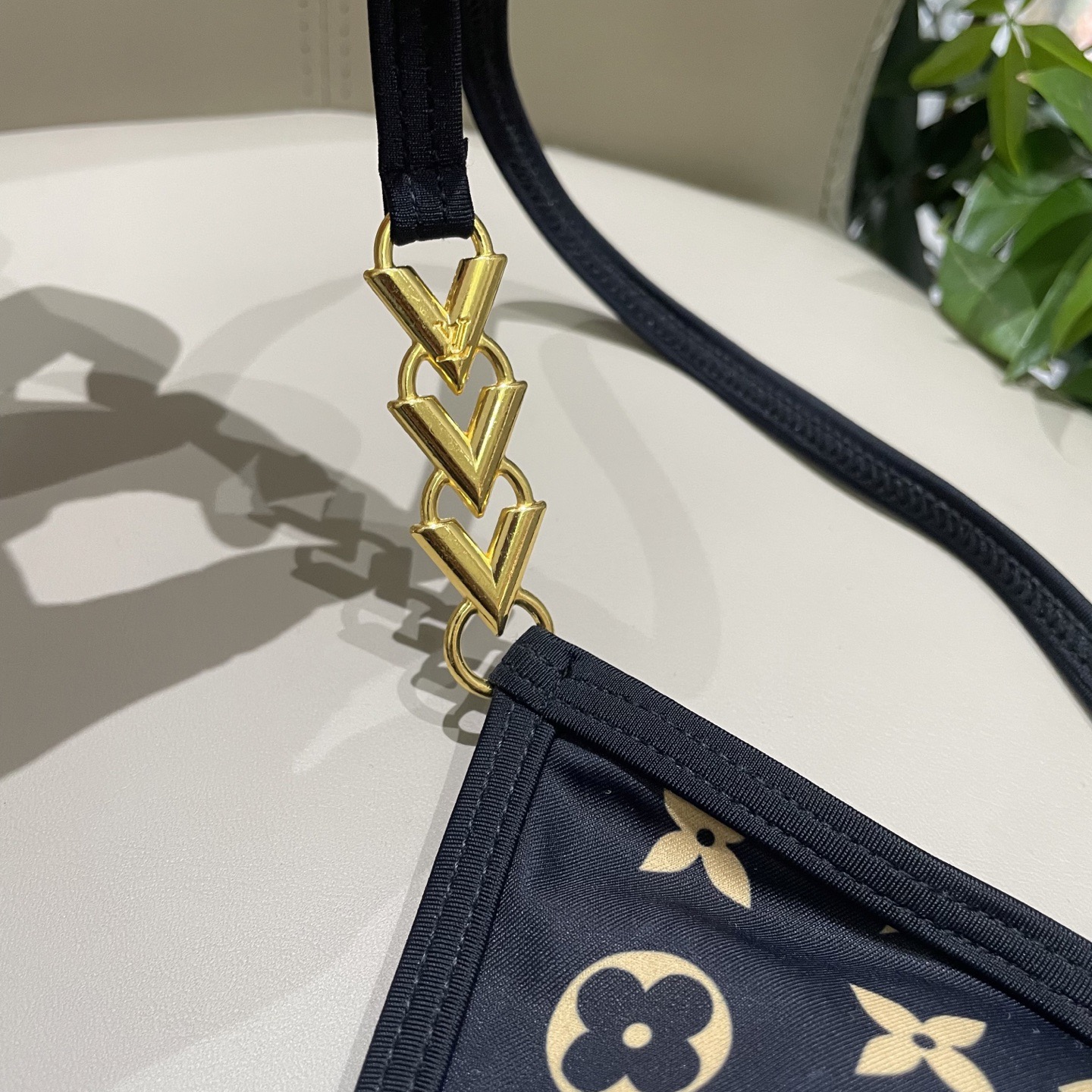 Lv新款比基尼泳衣 😍🥰适合多种场景的游泳衣🏊‍♀️海边 游泳池 温泉 水上乐园 漂流都可以😌面料：透气